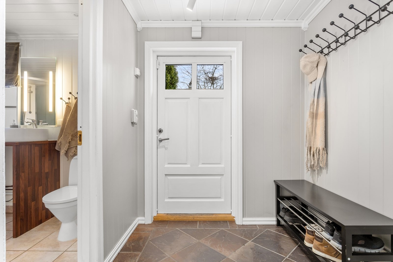 Velkommen inn til entréen med plass til oppheng av yttertøy og til å sette ifra seg sko. Galleribilde