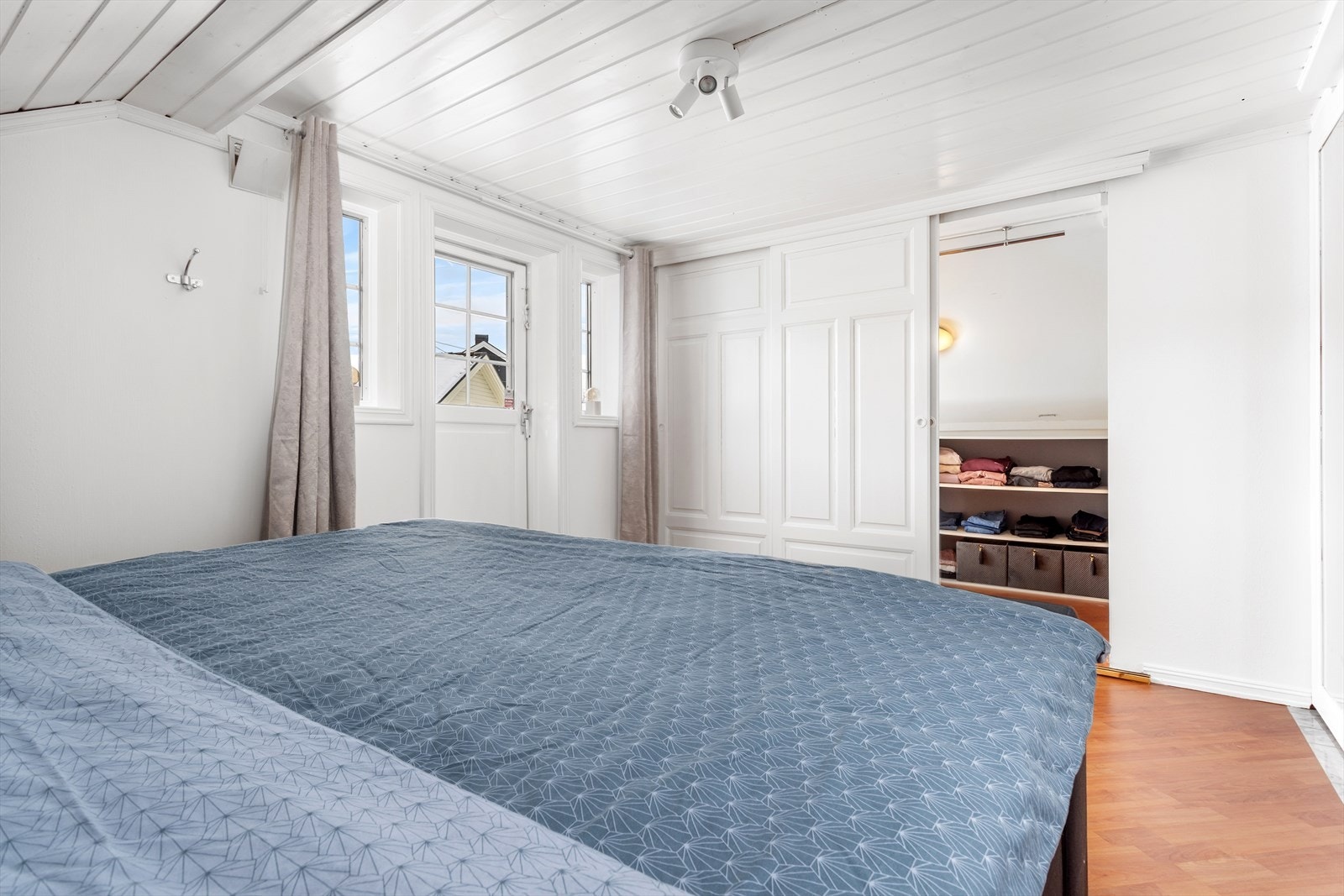 Fra soverommet et det utgang til en balkong. Galleribilde