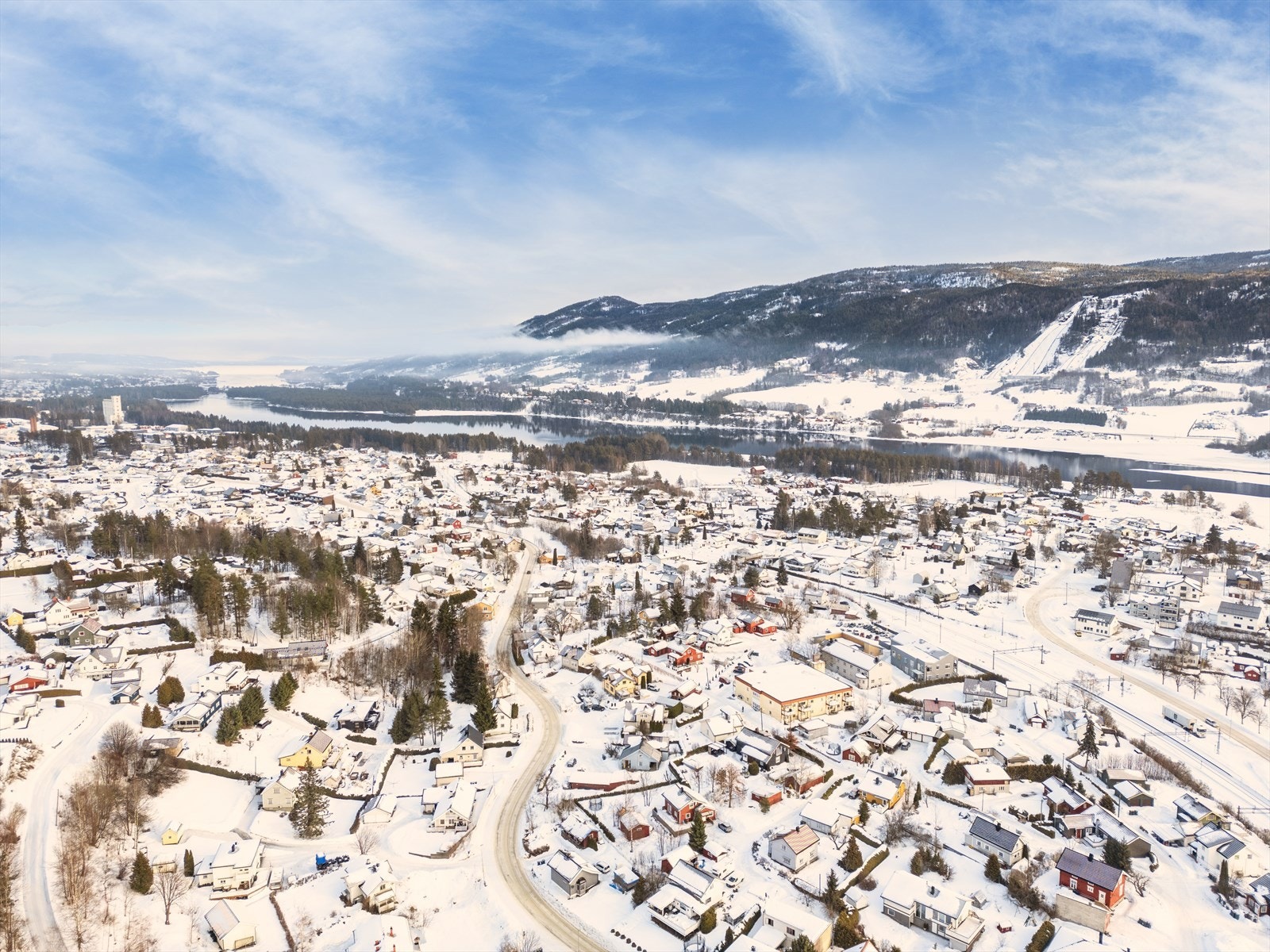 Det er kort avstand til Vikersund sentrum, som byr på et godt utvalg av butikker, caféer, vinmonopol, apotek, bank og forsikring, samt et moderne kulturhus med variert tilbud. Galleribilde
