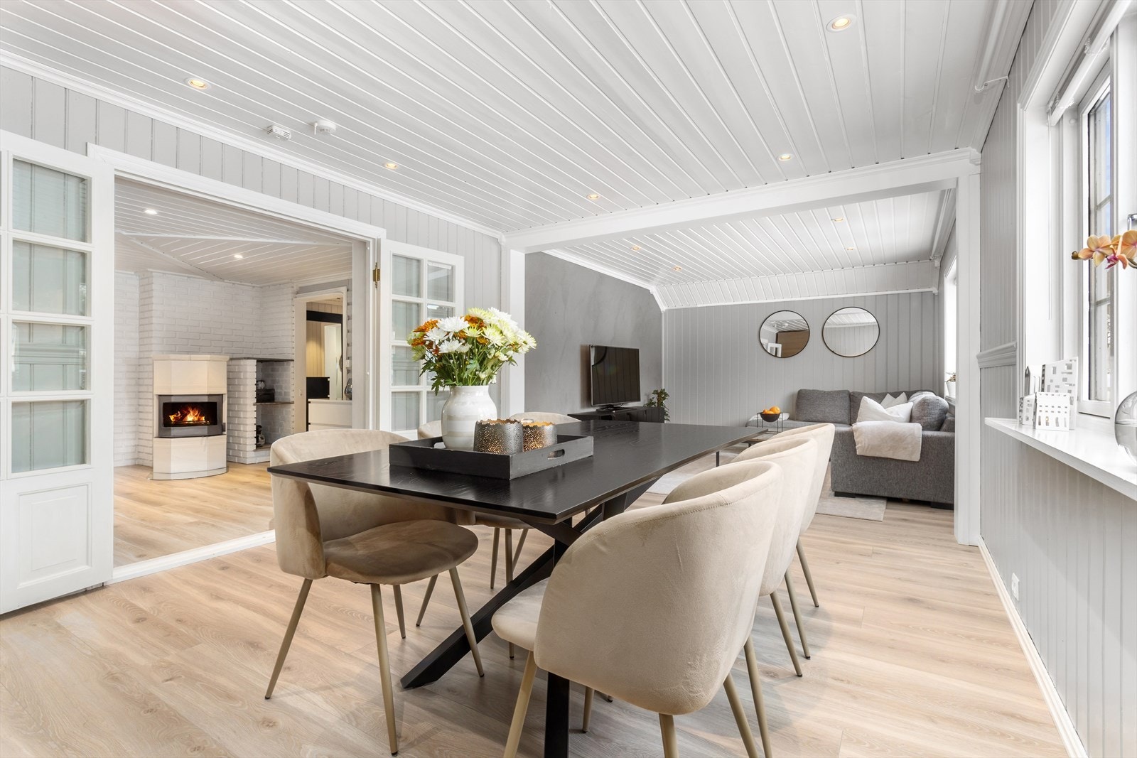 Åpen løsning mot kjøkken gir en sosial og funksjonell planløsning. Galleribilde