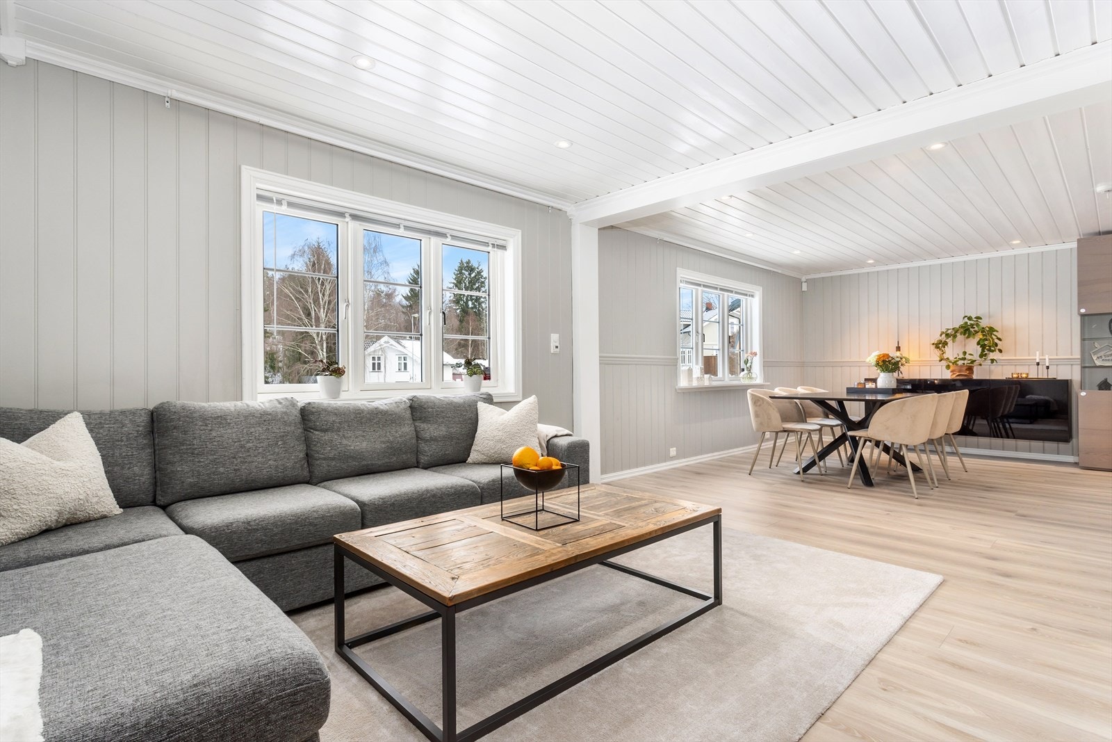 Rommet gir gode muligheter for å etablere egne soner for stue og spiseplass. Galleribilde