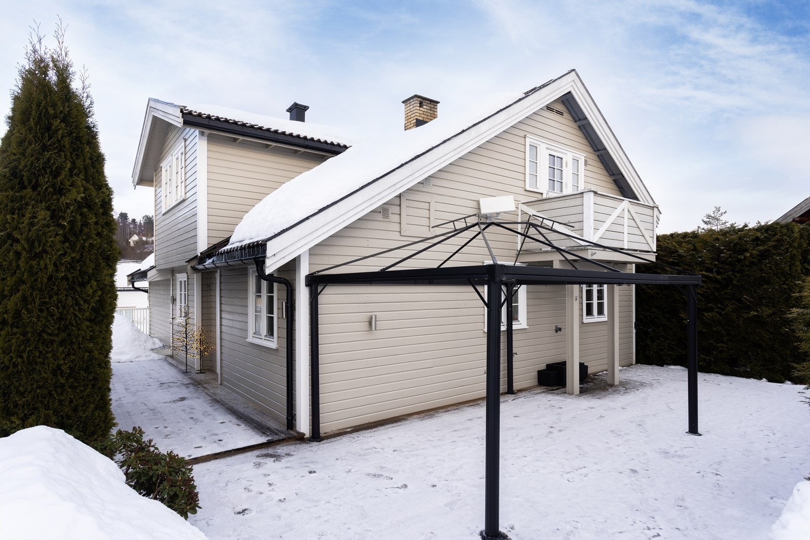 Boligen byr på romslige uteområder med god plass til utemøbler. Galleribilde