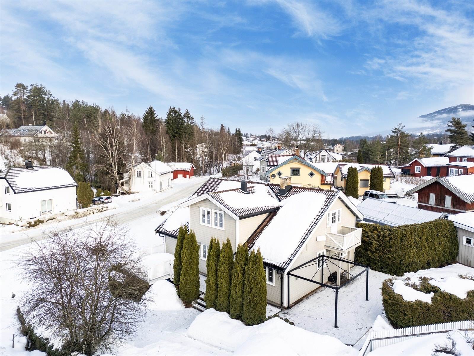 Eiendommen har en sentral og attraktiv beliggenhet i et etablert og rolig boligområde i Geithus. Galleribilde