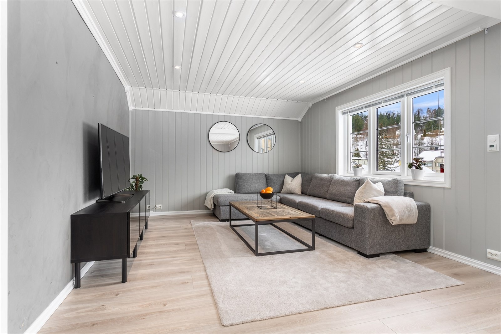 Lys og fin stue med laminatgulv. Galleribilde