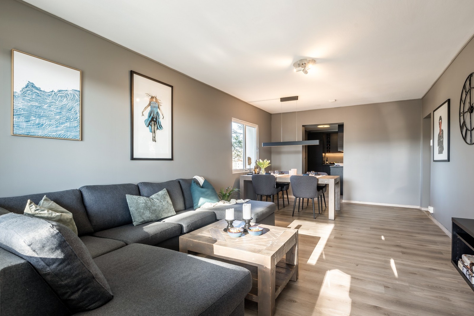 Fin flyt fra stue, gjennom spiseplass og inn til kjøkkenrommet. Galleribilde