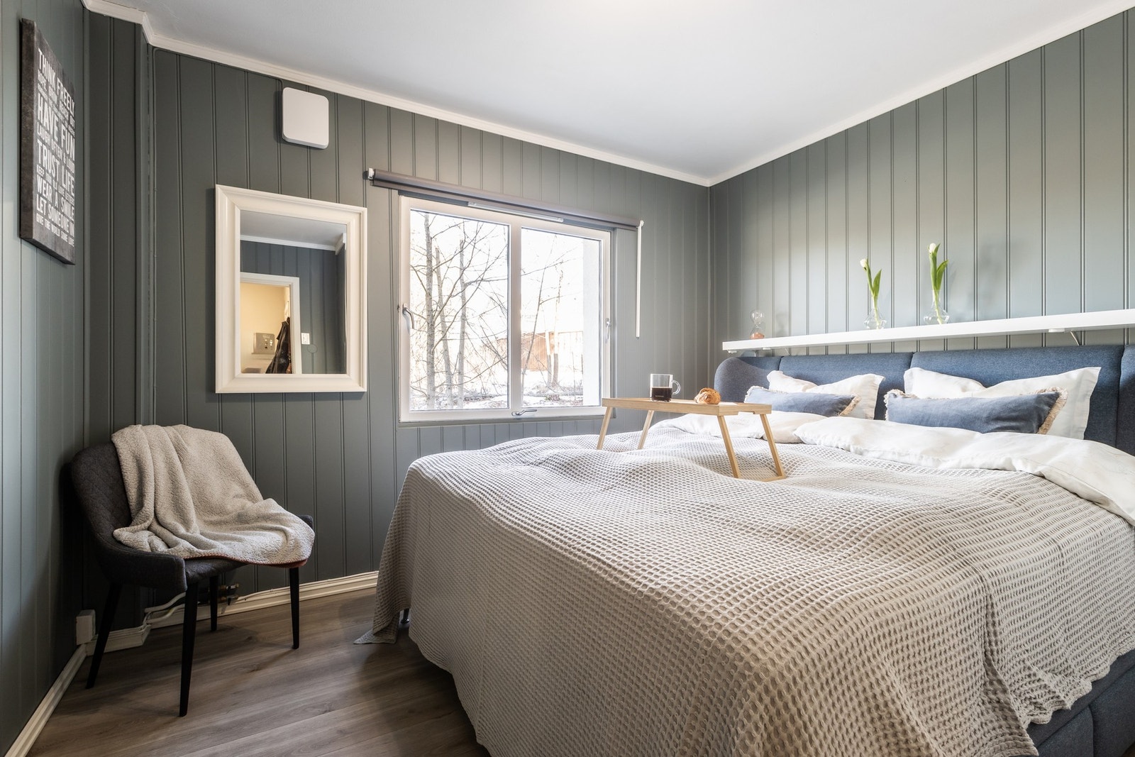 Hovedsoverommet har sjarmerende panelvegger og et stort vindu inn mot indre gårdsrom. Galleribilde