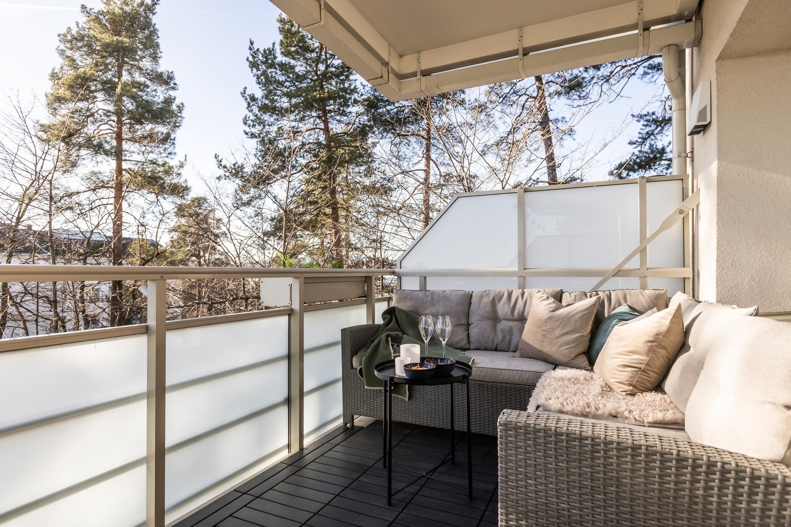 Solfylt balkong med utsikt mot natur og nabolaget for øvrig, perfekt for avslapning. Galleribilde