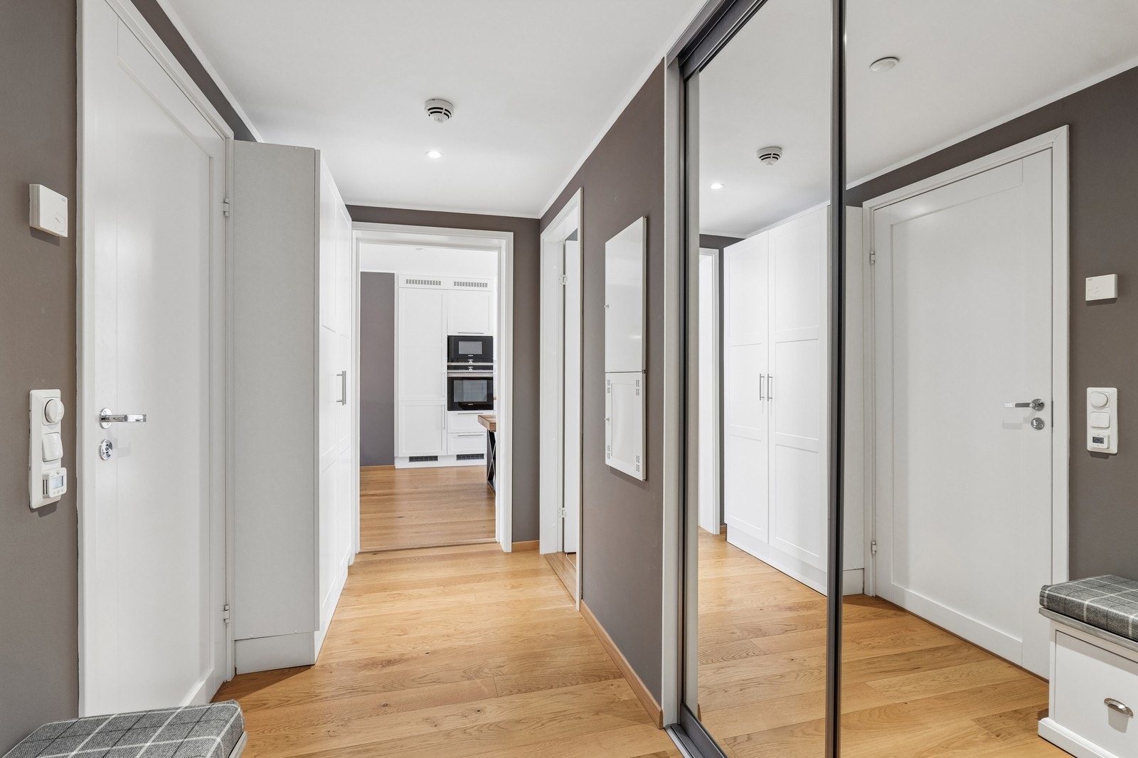 Entre med god plass til sko og yttertøy. Skyvedørsgarderobe med speil Galleribilde
