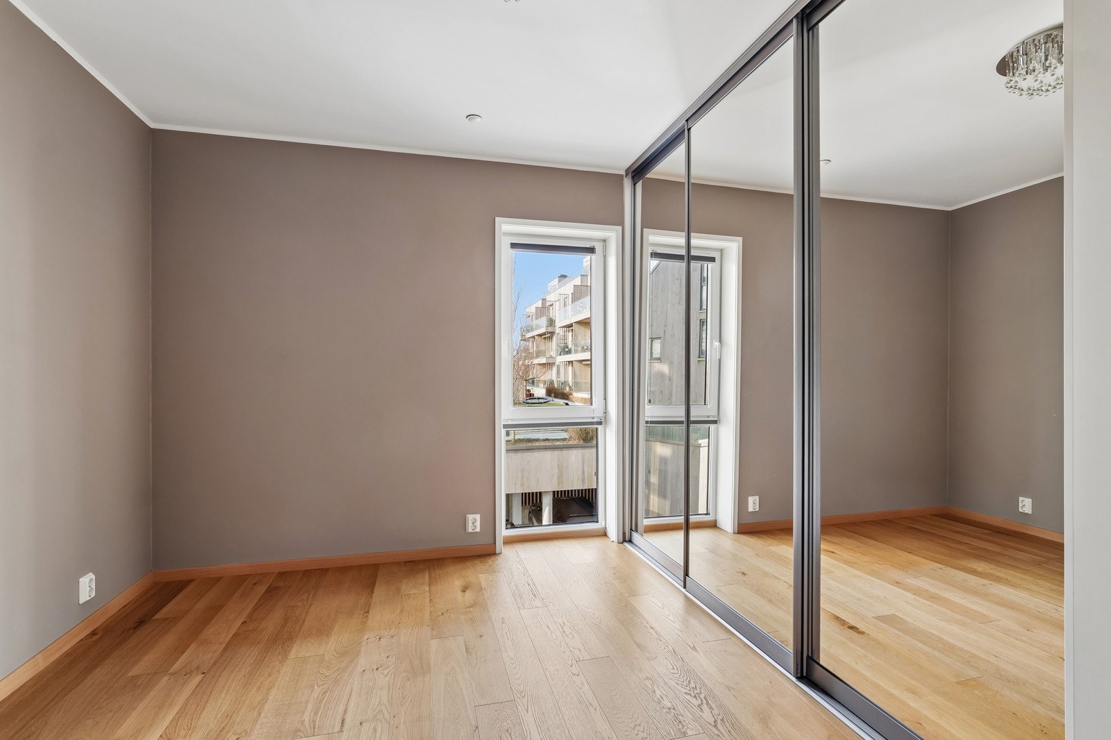 Hovedsoverom med stor skyvedørsgarderobe. God plass til dobbeltseng Galleribilde