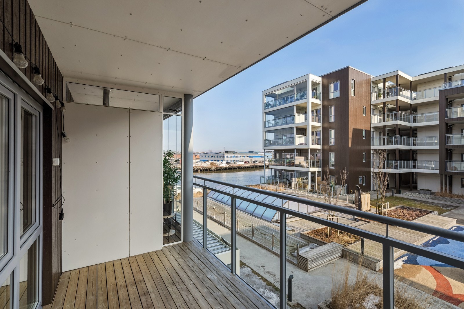 Leiligheten har terrasse på begge sider med flott utsikt! Galleribilde