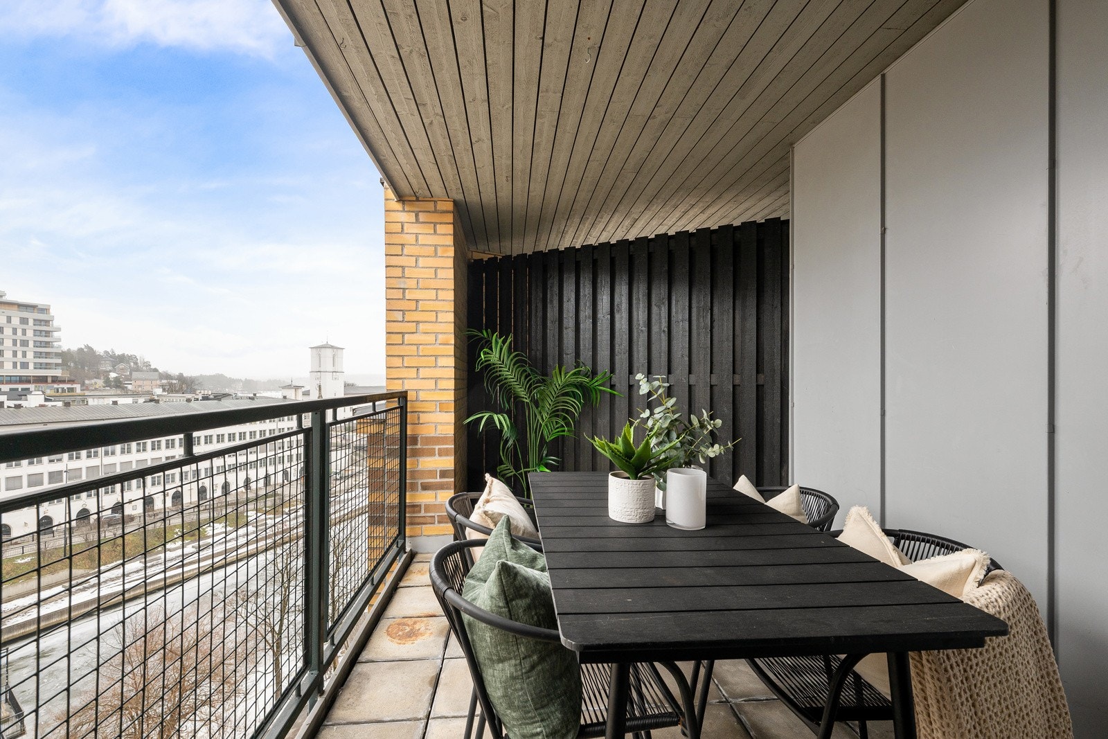 Stor terrasse på ca. 11 kvm med god plass til utemøblement og grill. Galleribilde