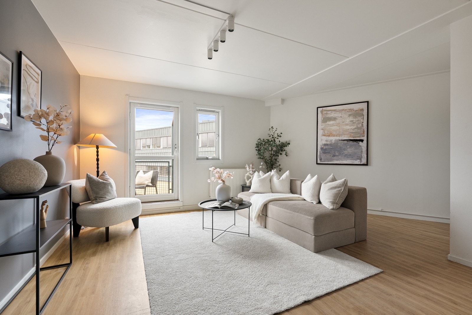 Romslig stue med gode møbleringsmuligheter. Galleribilde