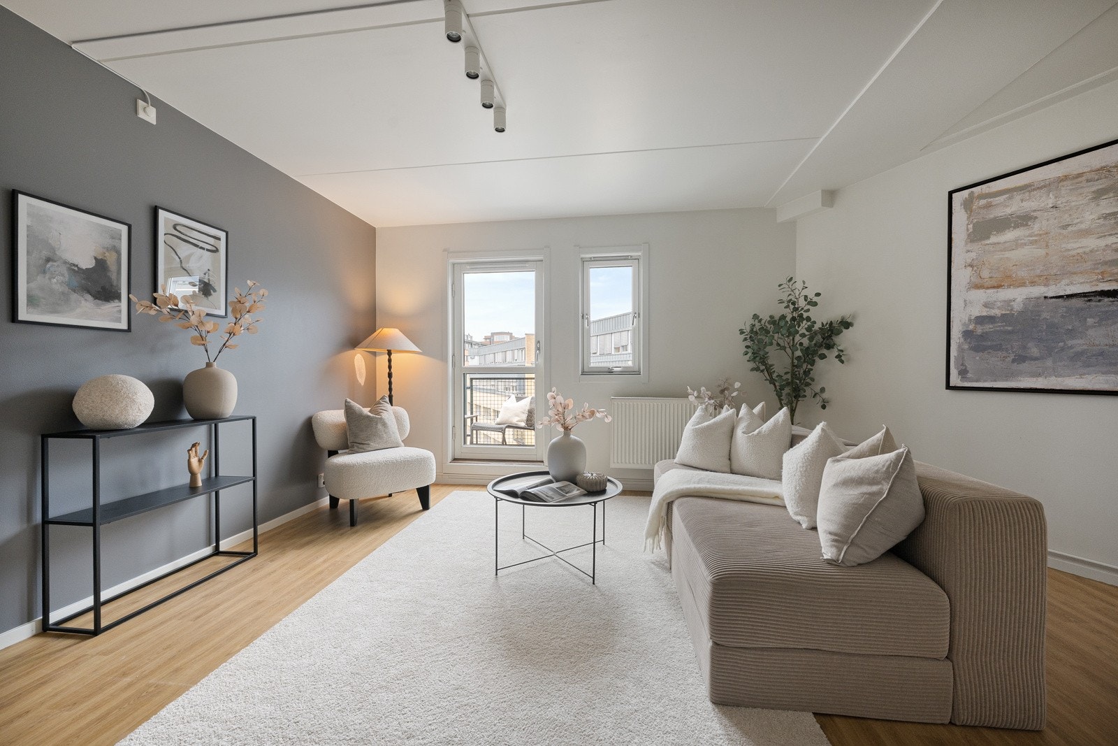 Her er det god plass til sofagruppe med tilhørende møblement. Galleribilde