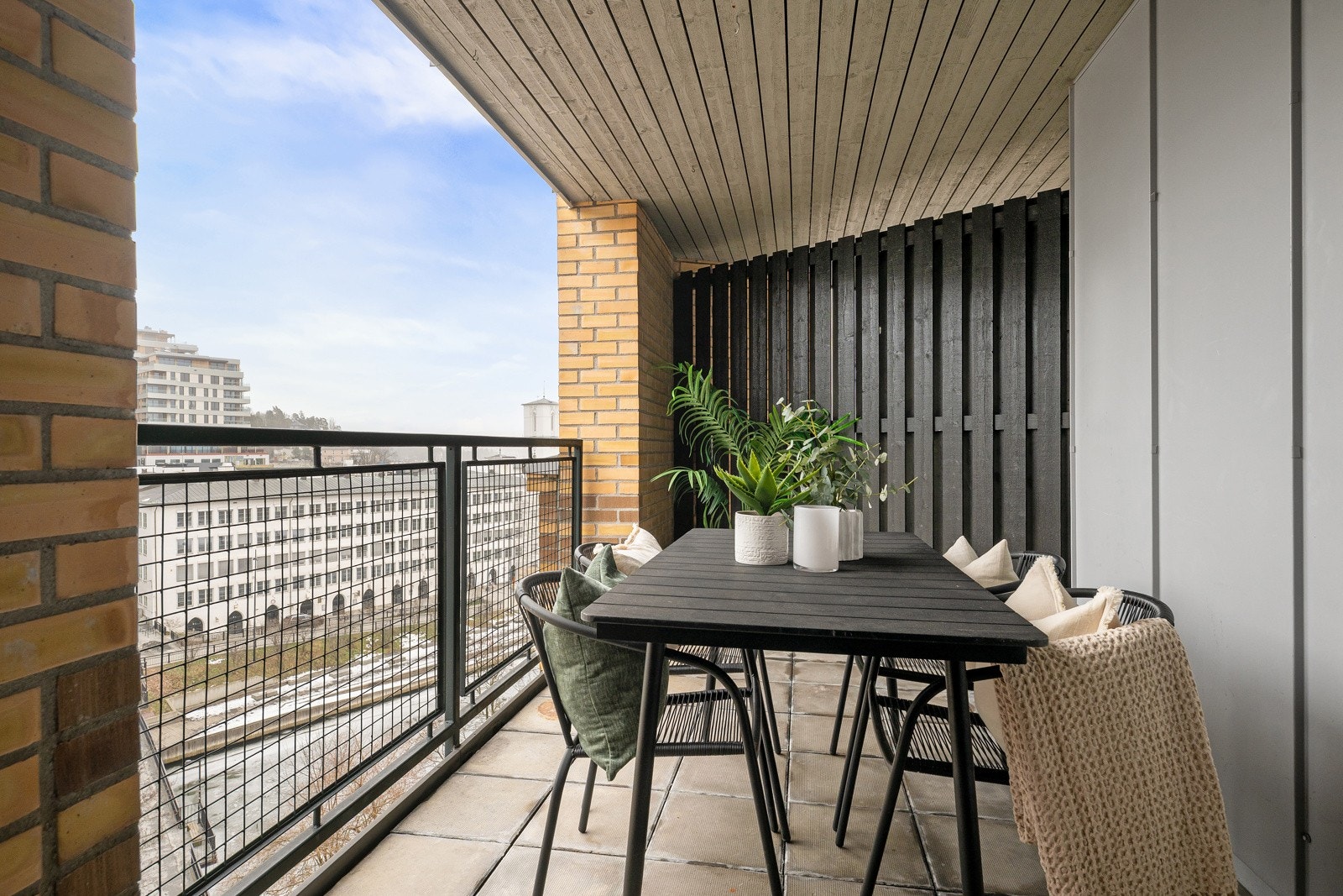 Vi har gleden av å presentere en innholdsrik 3-roms leilighet med ettertraktet beliggenhet i Sandvika. Galleribilde