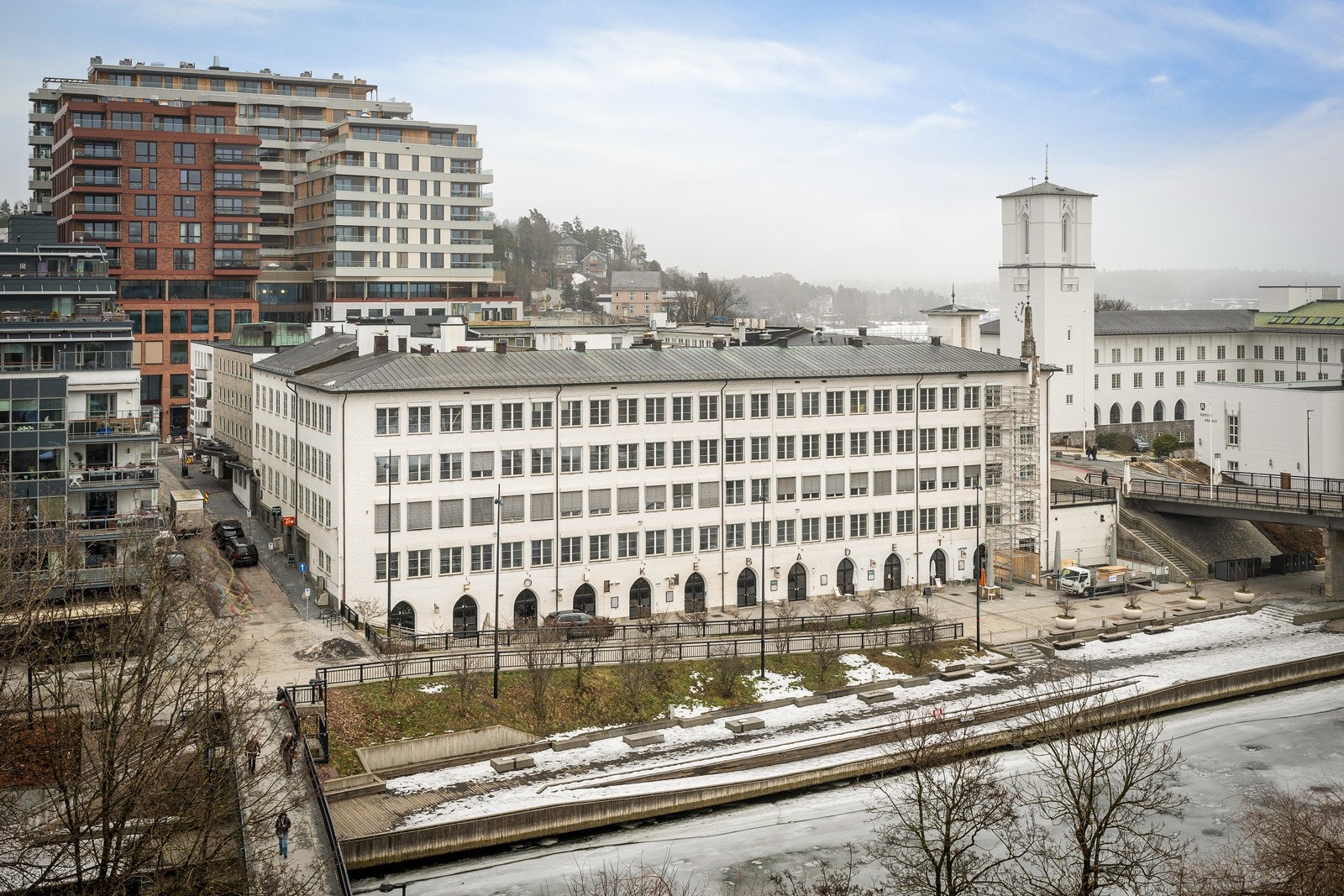 Balkongen vender mot nord-øst og byr på flott utsikt mot Sandvikselva. Galleribilde