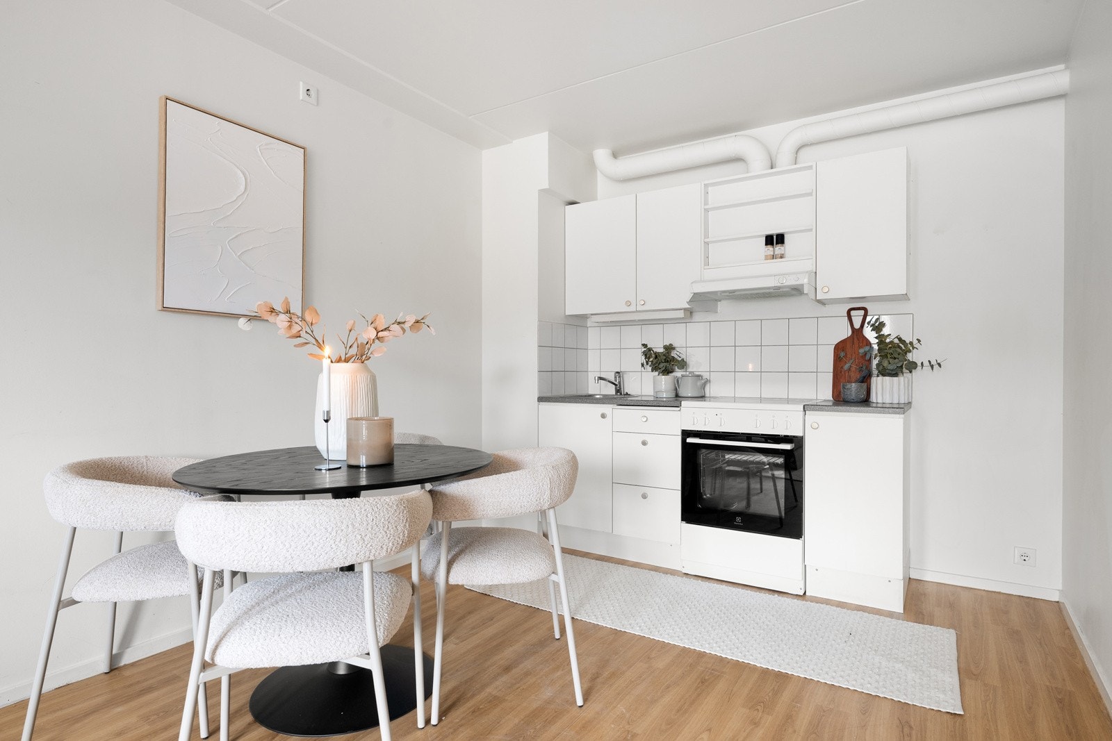 Kjøkkeninnredning med glatte fronter og laminat benkeplate med skyllekum og ettgreps blandebatteri. Galleribilde