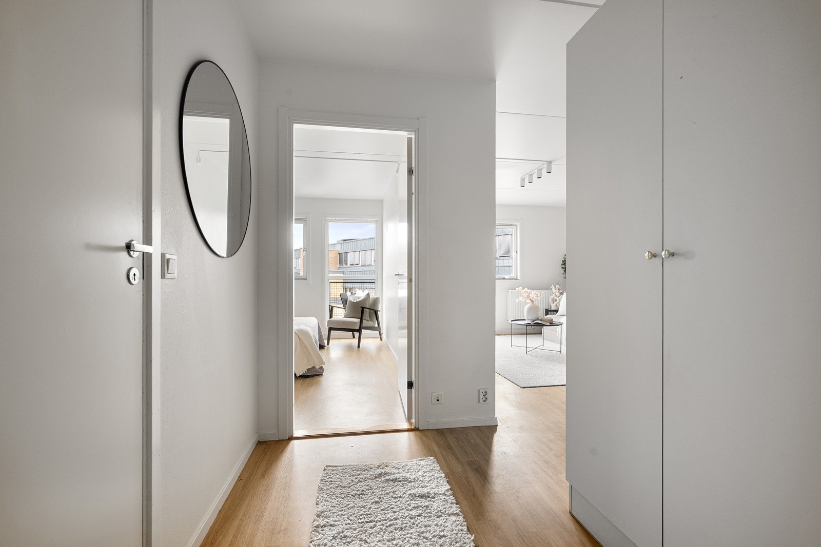 Velkommen inn - Entrèen er innredet med garderobeskap hvor yttertøyet kan ryddes bort. Galleribilde