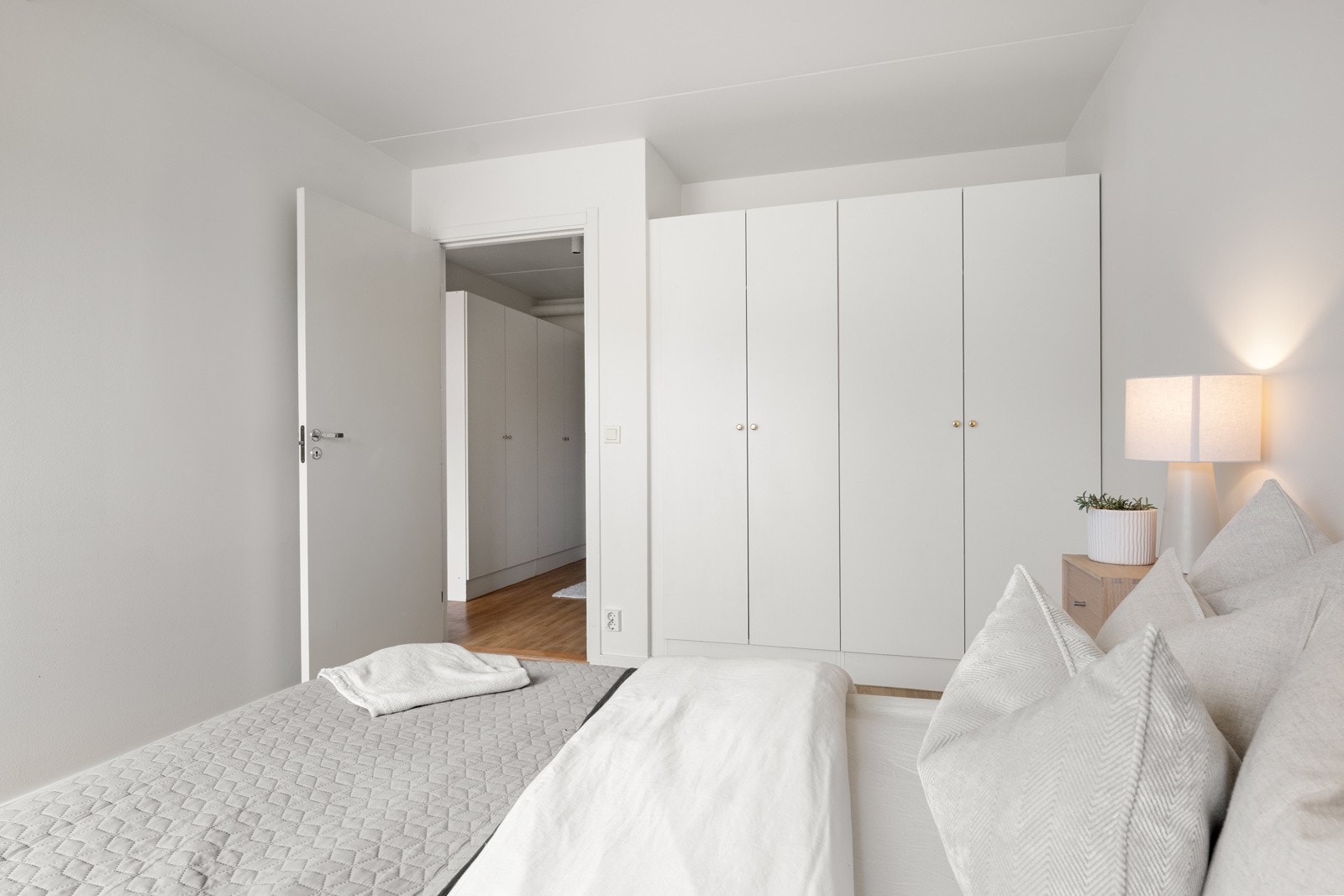 Innredet med garderobeskap som følger med handelen. Galleribilde