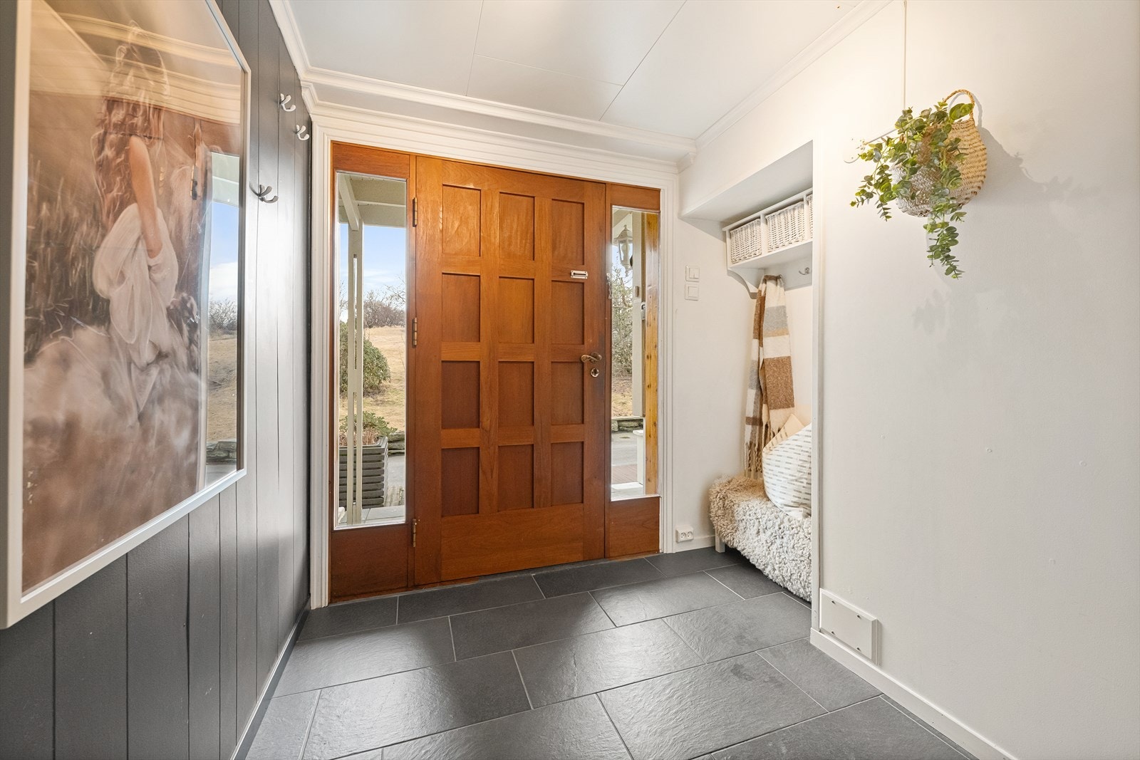 Gang med garderobe. Nye sidevinduer til entredøren Galleribilde