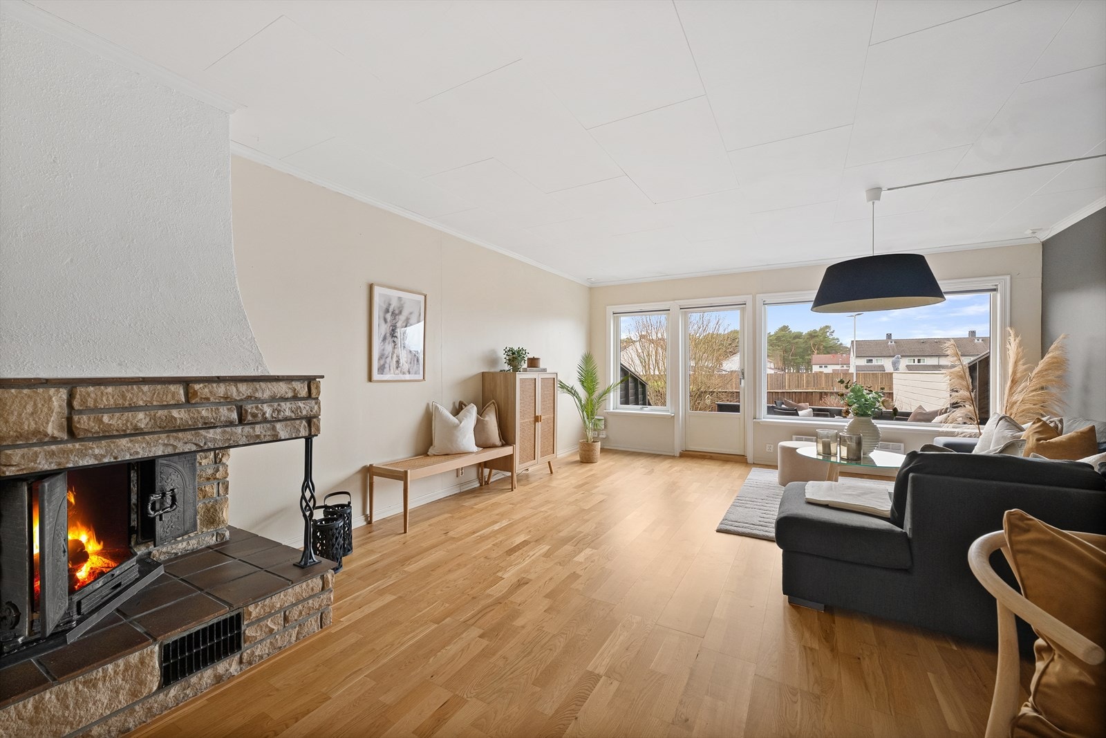 Stor, lys og utbygget stue Galleribilde