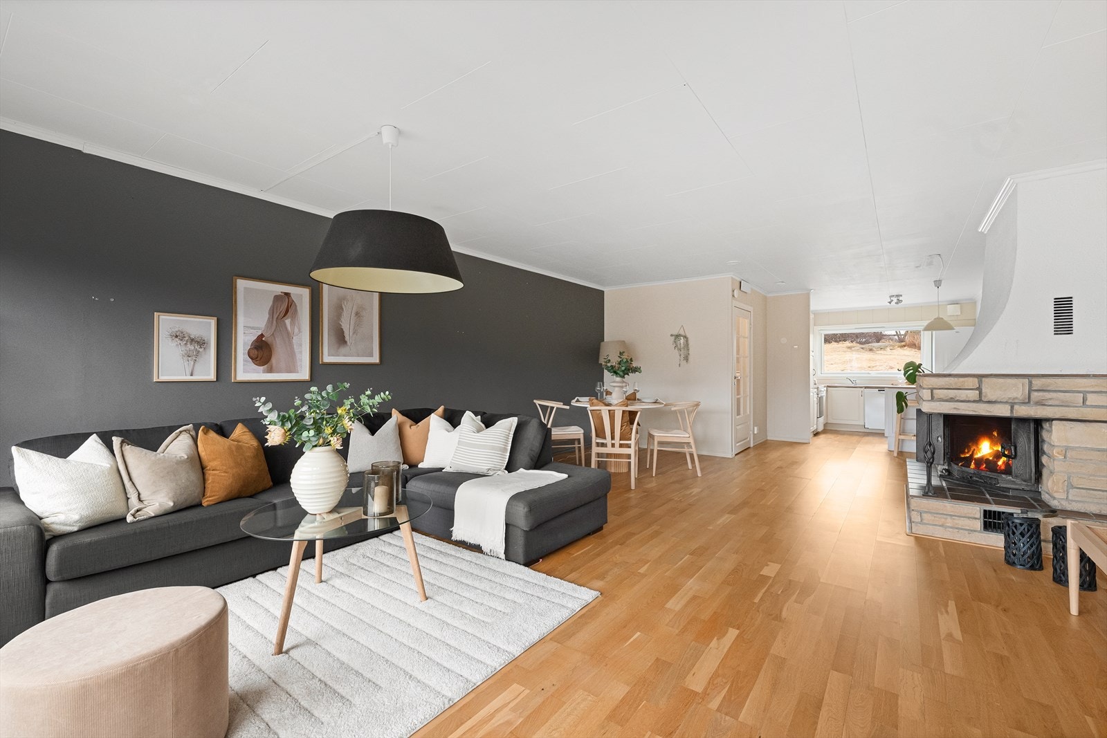 God plass til både spisebord og sofagruppe Galleribilde