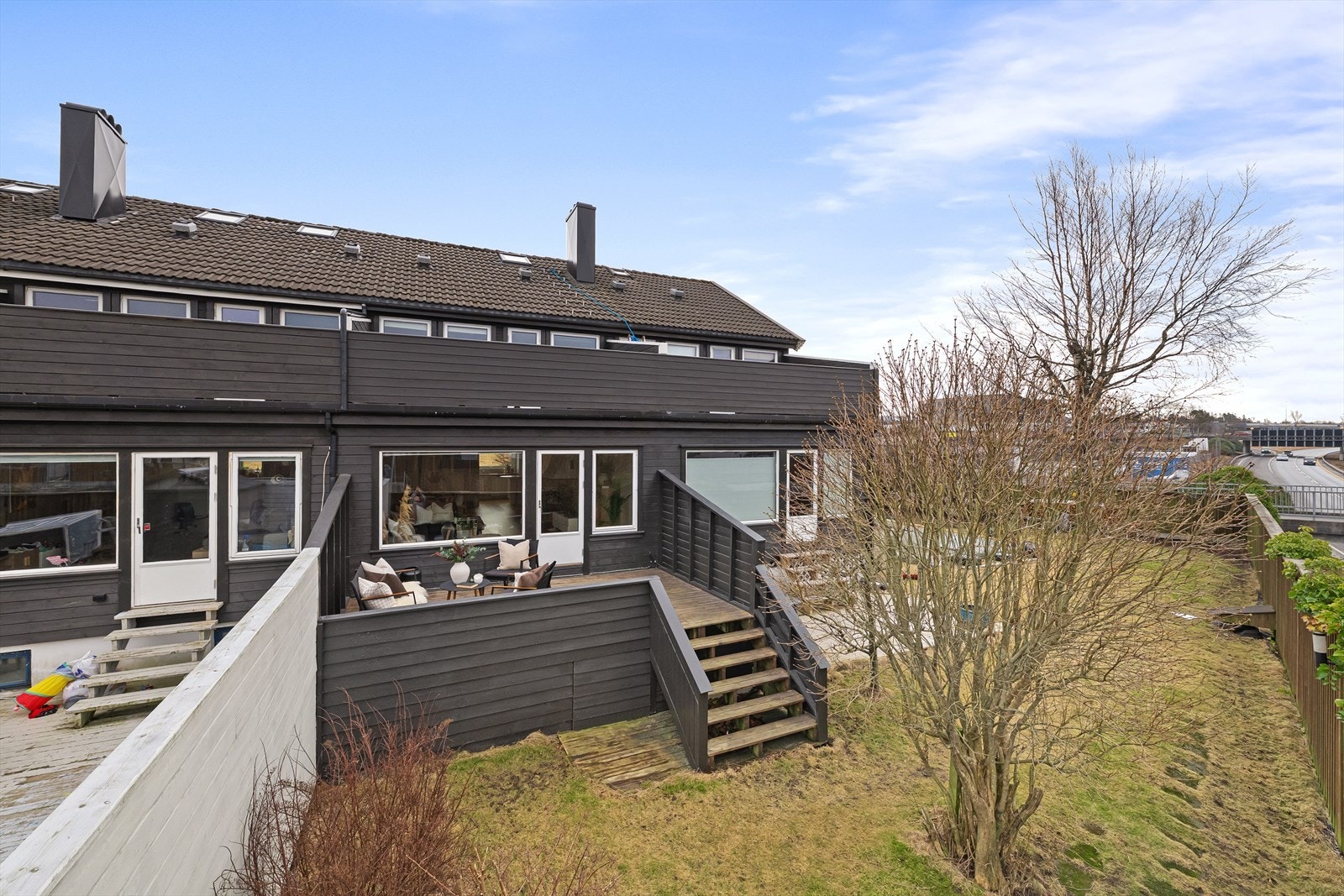 EiendomsMegler1 v/Sjur Svihus presenterer dette meget innholdsrike og utbygde selveier rekkehuset. Stor, solrik terrasse med nedgang til hagen. Galleribilde