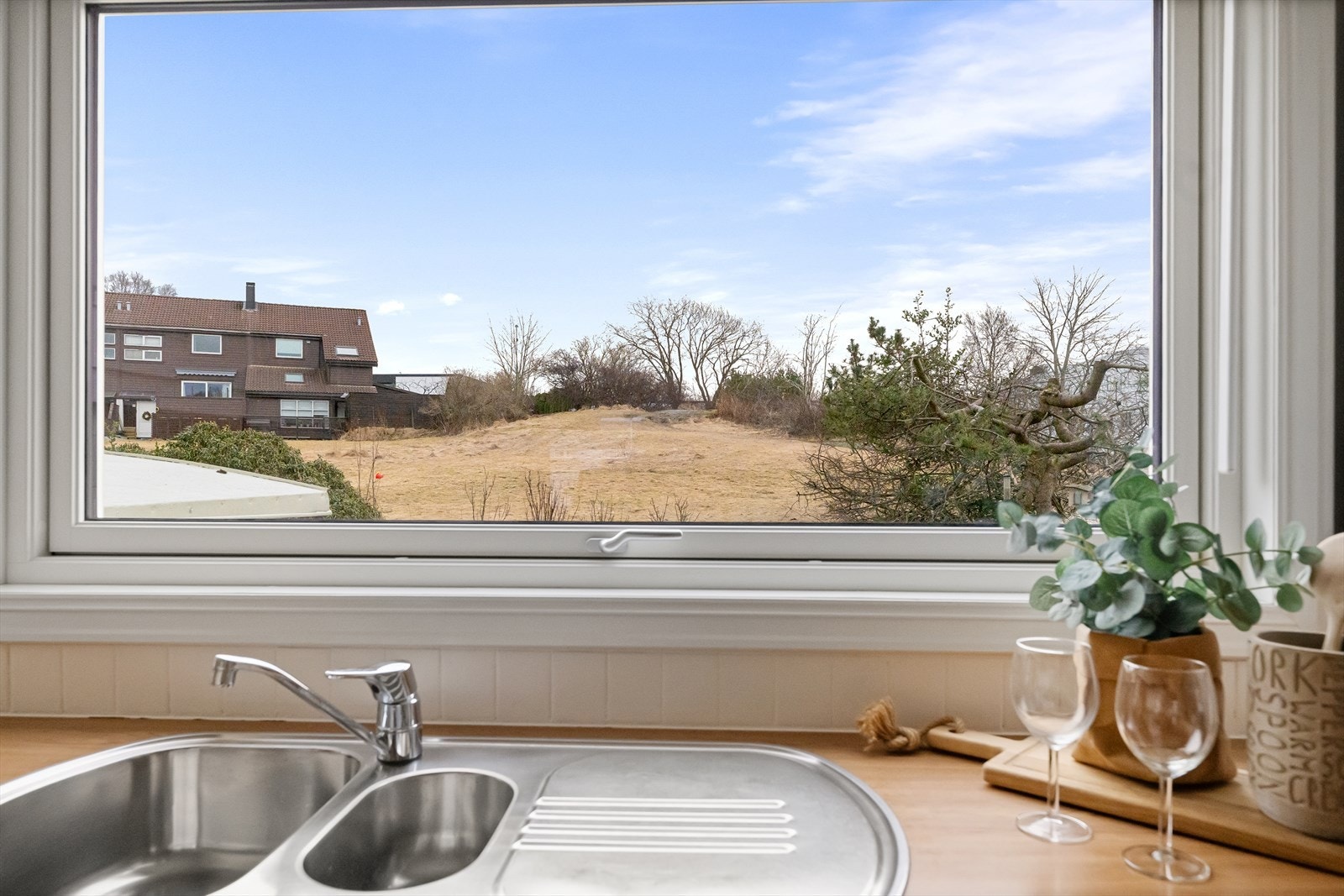 Fra kjøkken er det utsikt mot friområdet Galleribilde