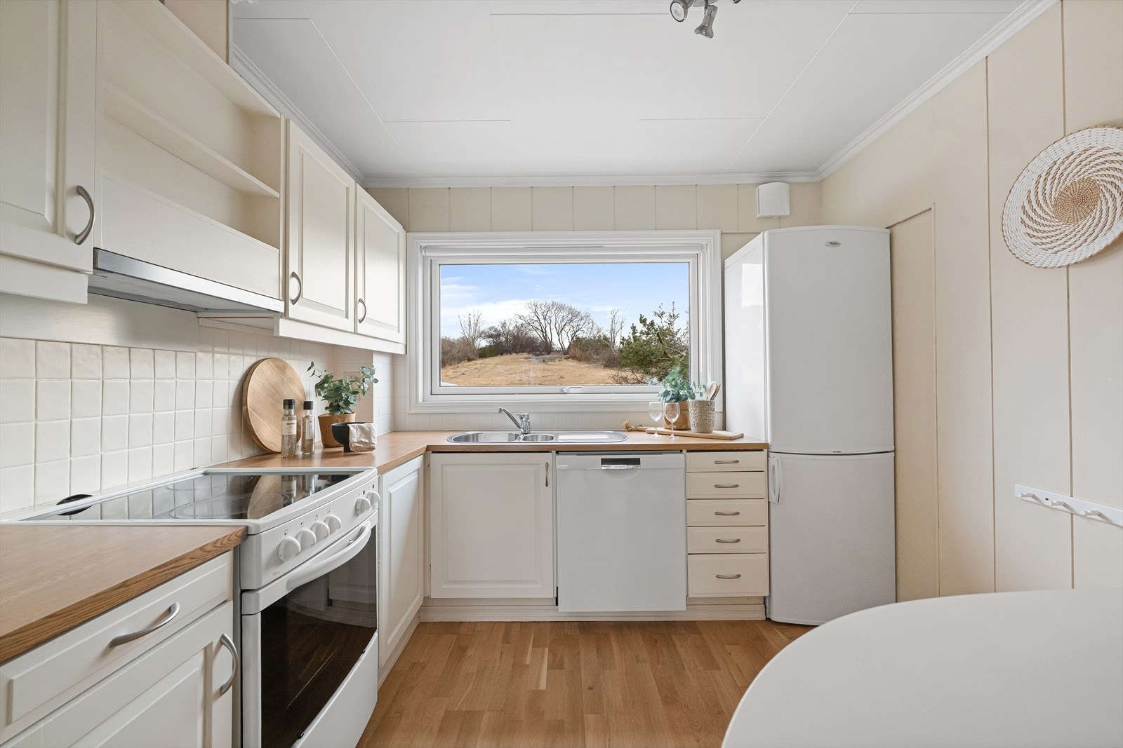 Praktisk, åpent kjøkken med hvitevarer Galleribilde