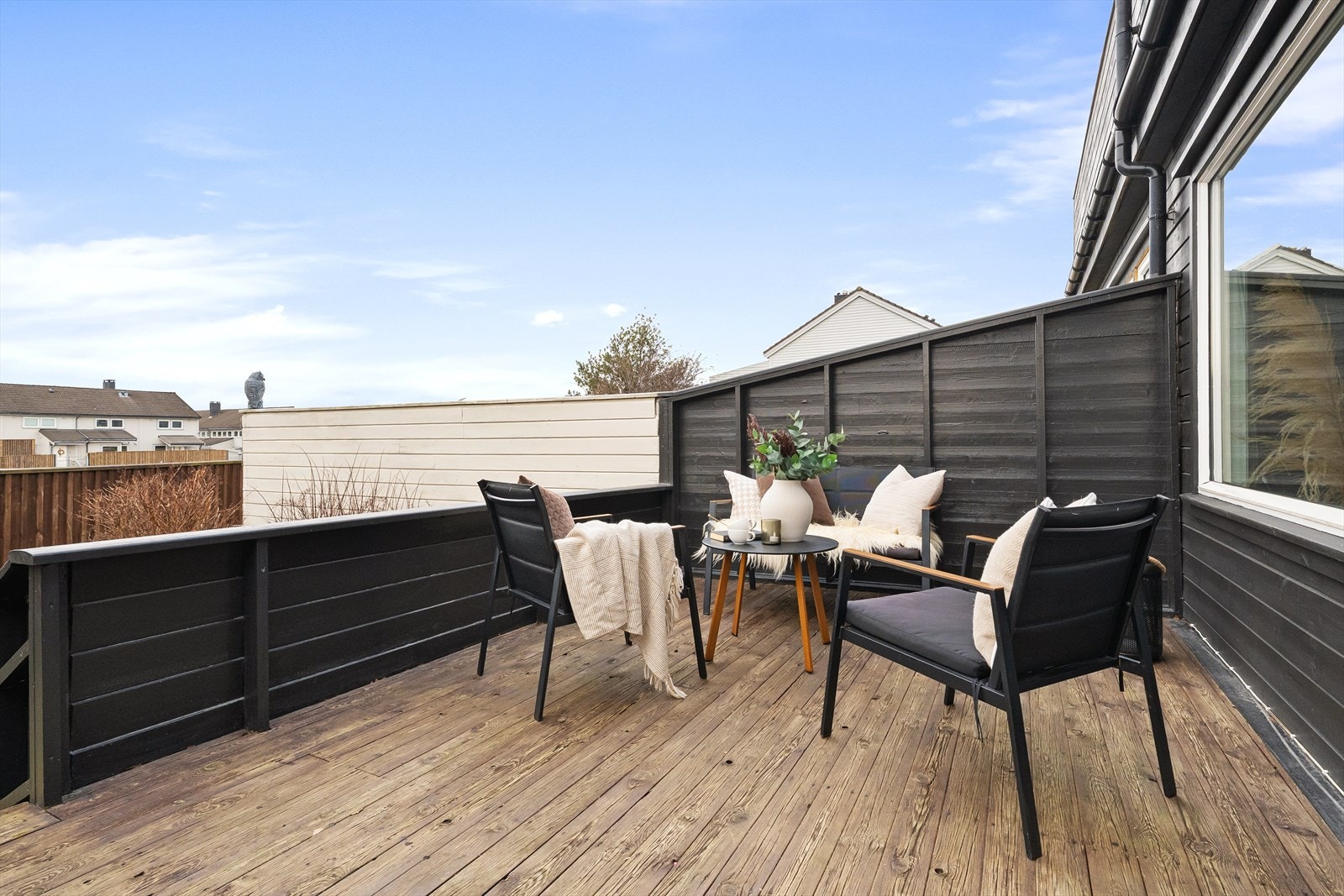 Stor, solrik terrasse Galleribilde