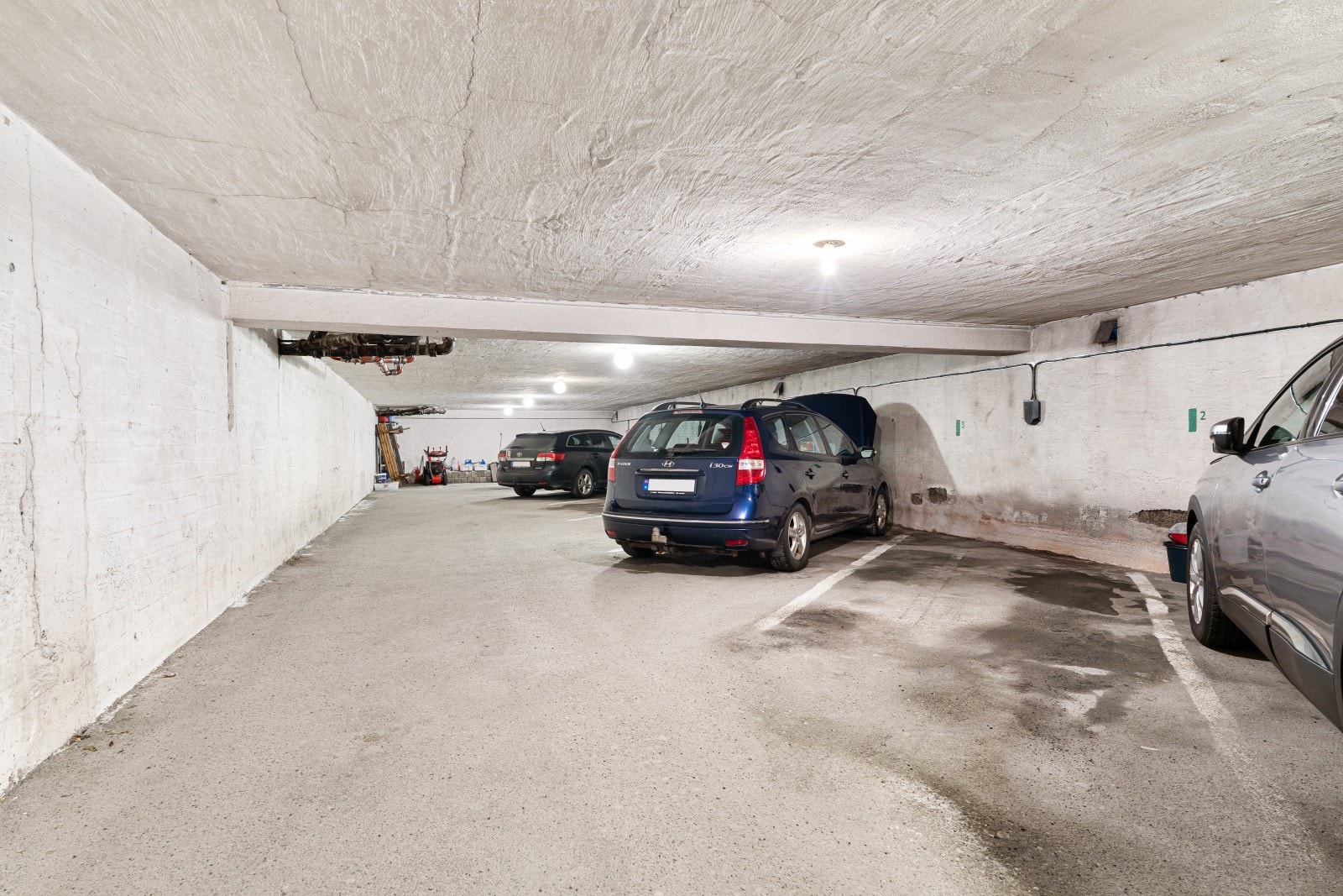 Leiligheten er en av 4 leiligheter i borettslaget som disponerer fast p-plass i kjeller. Galleribilde