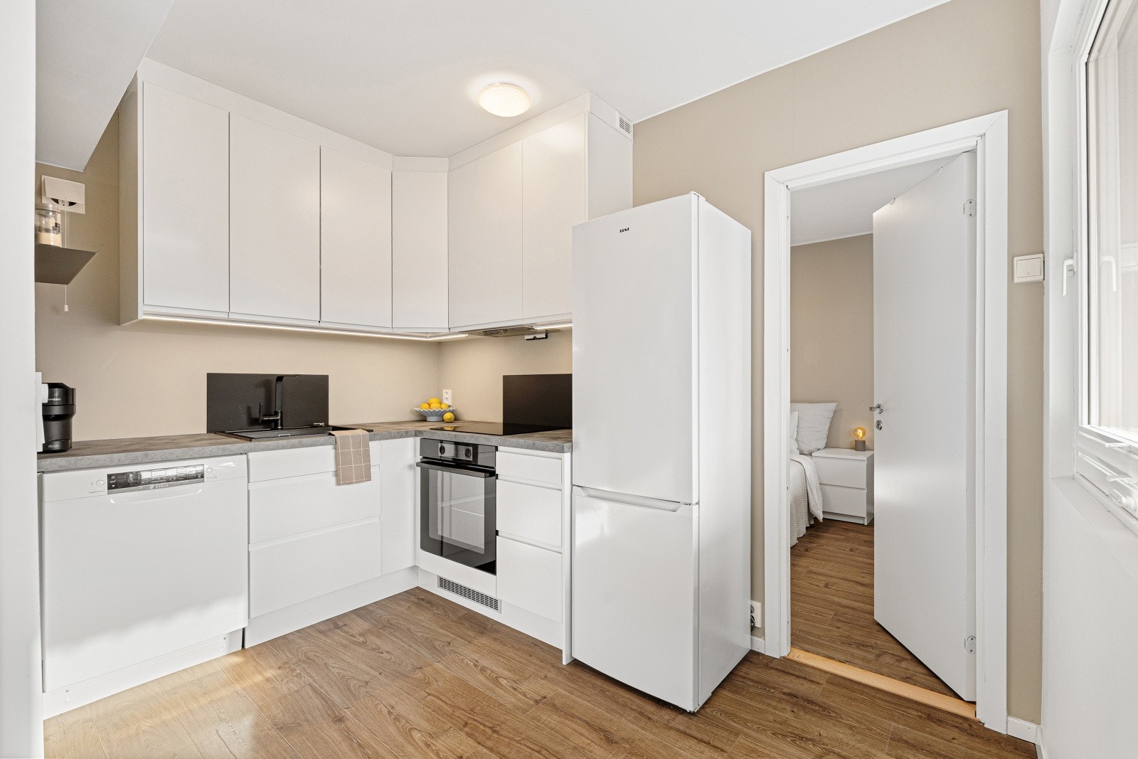 Leiligheten har et stilrent kjøkken fra 2023. Galleribilde