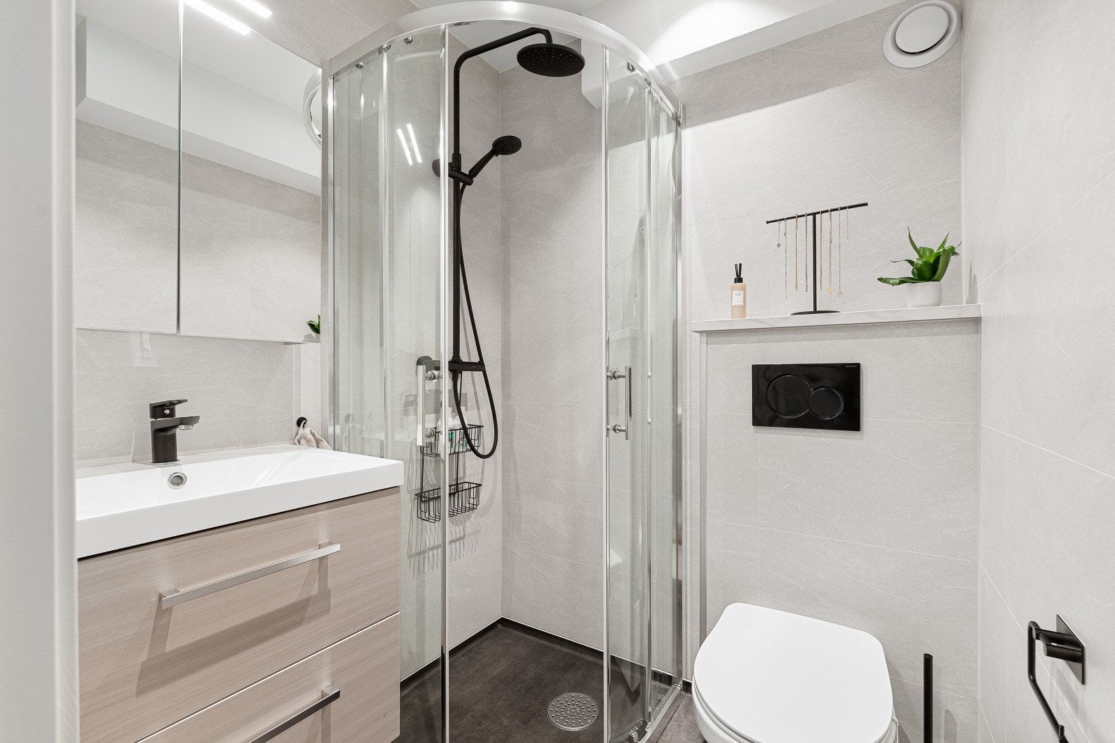 Badet har baderomsplater på vegg og vinylbelegg på gulv. Galleribilde