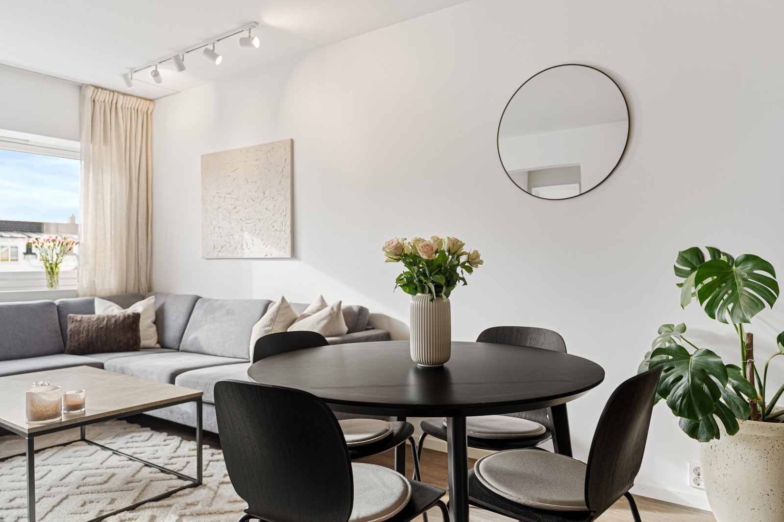 Det er laminat på alle gulv med unntak av bad og vaskerom som har vinylbelegg. Galleribilde