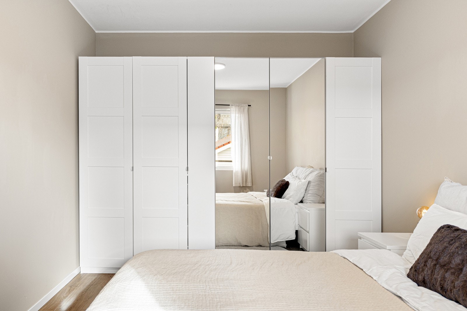 Garderobeskapene medfølger handelen. Galleribilde