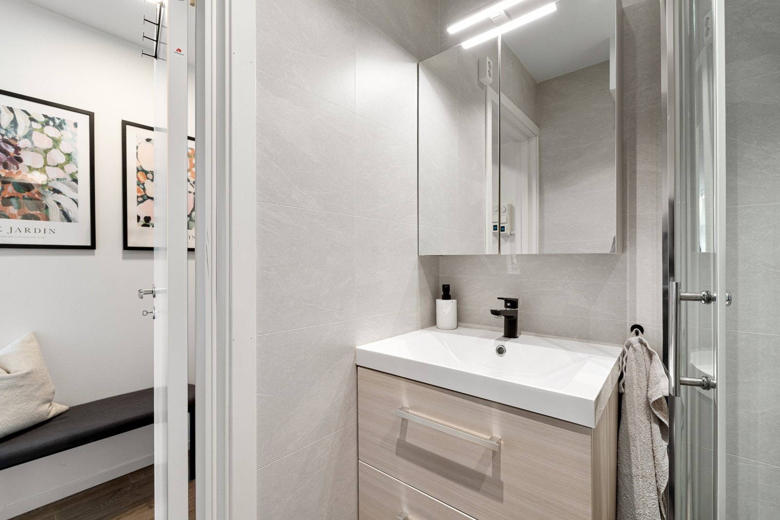 Baderommet har elektriske varmekabler. Galleribilde