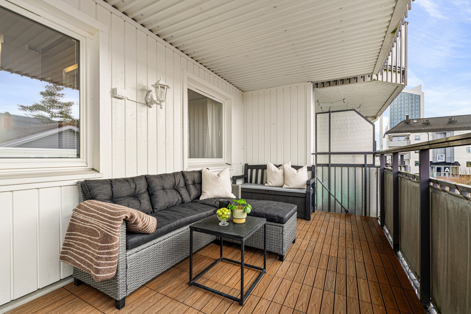 Balkongen er på 10 kvm og har godt med plass for utemøblement. Galleribilde