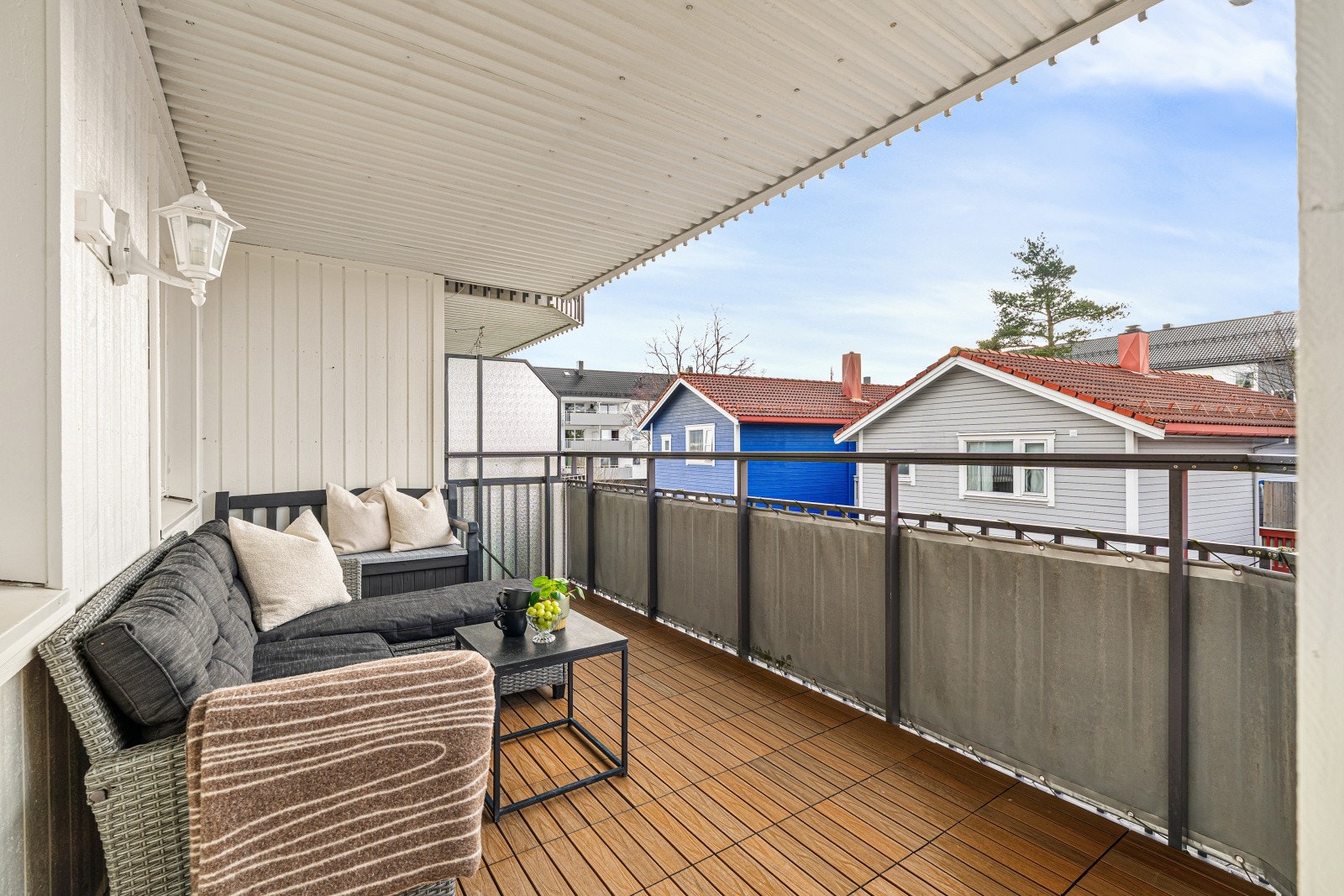 Fra stuen har du utgang til en sørvendt balkong med takoverbygg. Galleribilde