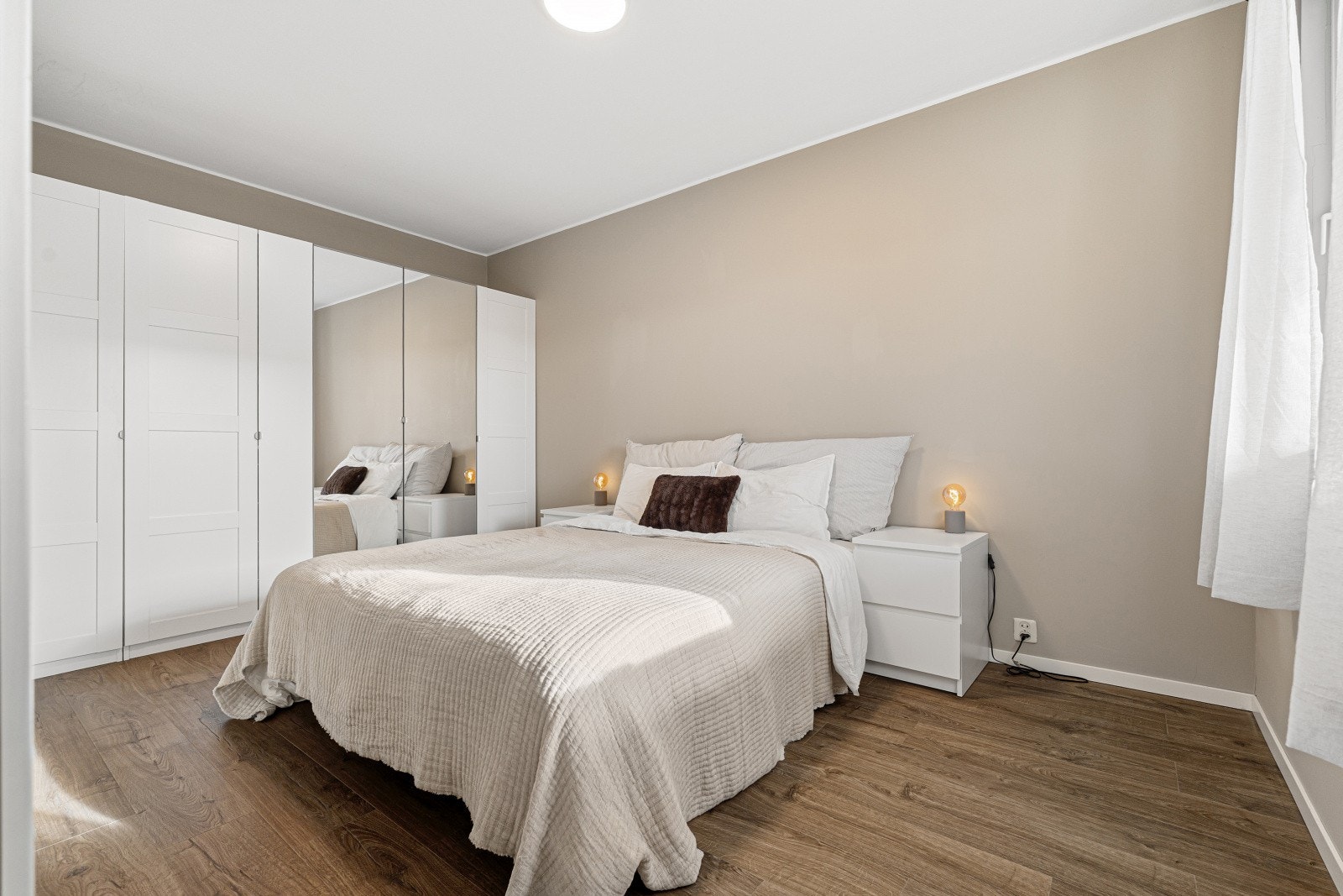 Soverommet er på hele 12,5 kvm og har godt med plass for dobbeltseng og tilhørende møblement. Galleribilde