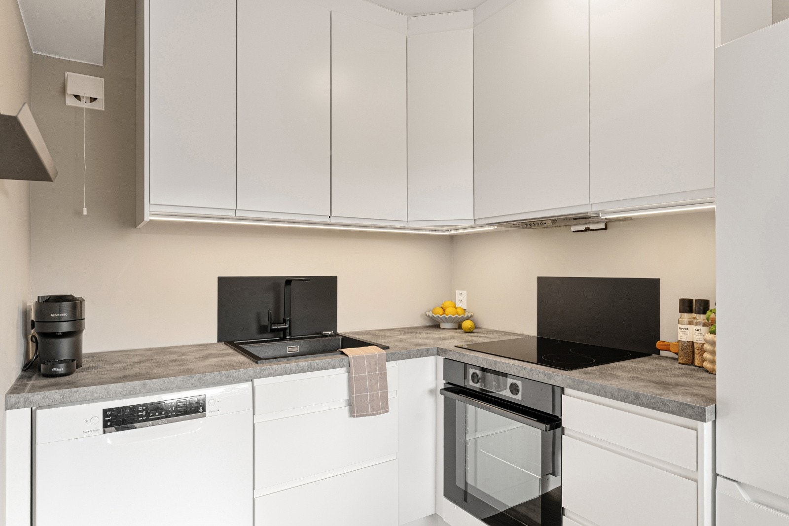 Varmtvannsberederen fra 2023 er plassert under kjøkkenbenken og er på 100L. Galleribilde