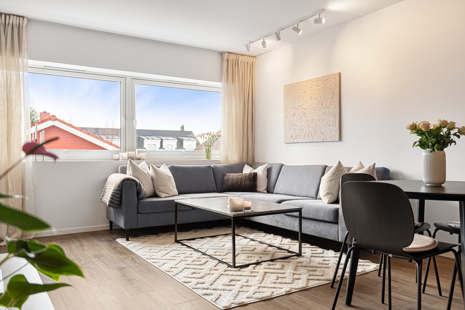 Leiligheten ble vesentlig oppgradert i 2023 og holder en gjennomgående pen standard. Galleribilde