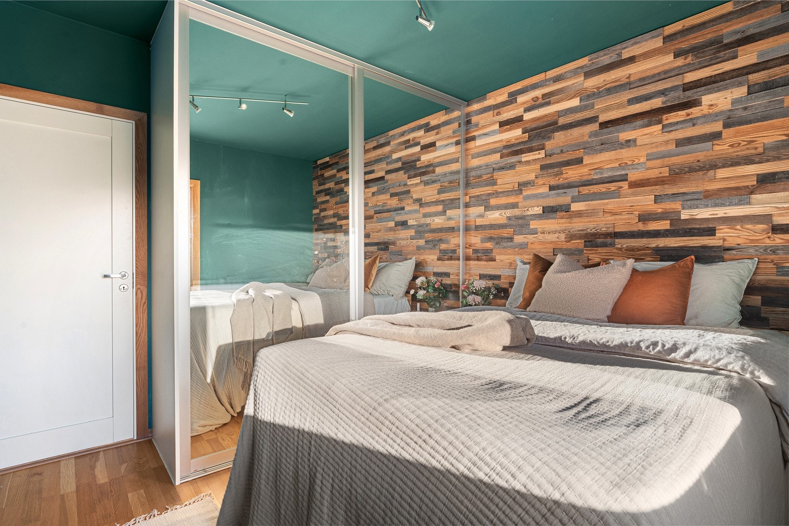 Skyvedørsgarderober på hovedsoverom.