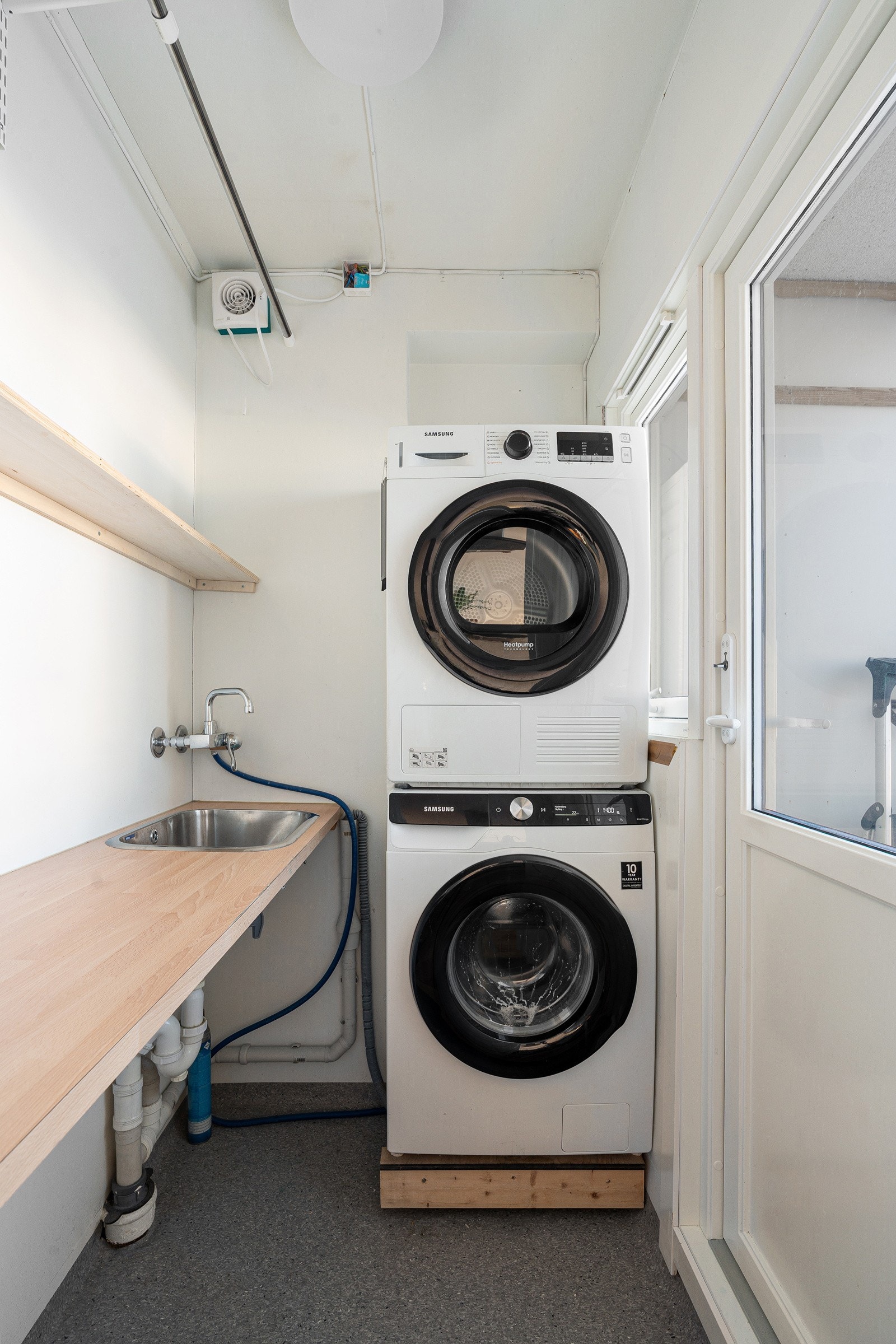 Fra kjøkkenet er det tilgang til eget vaskerom!