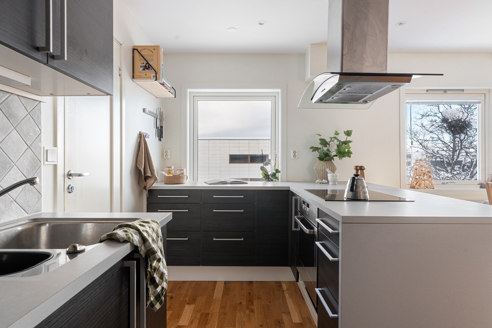 Veggene i stue og kjøkken er malt i nyere tid.