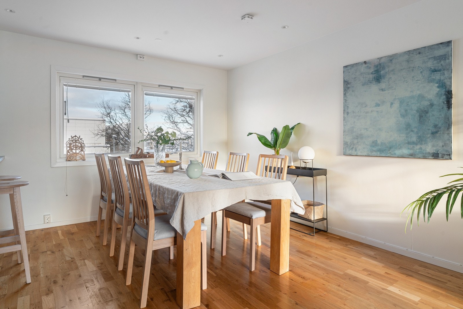 God plass til spisebord på andre siden i stuen.