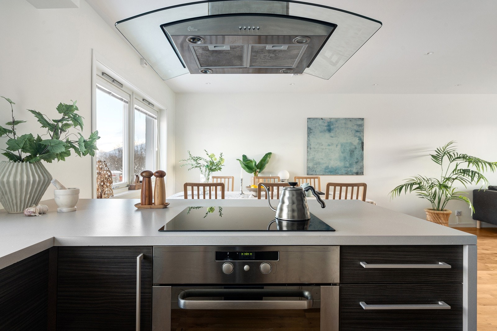 Rikelig med arbeidsplass på kjøkkenet.