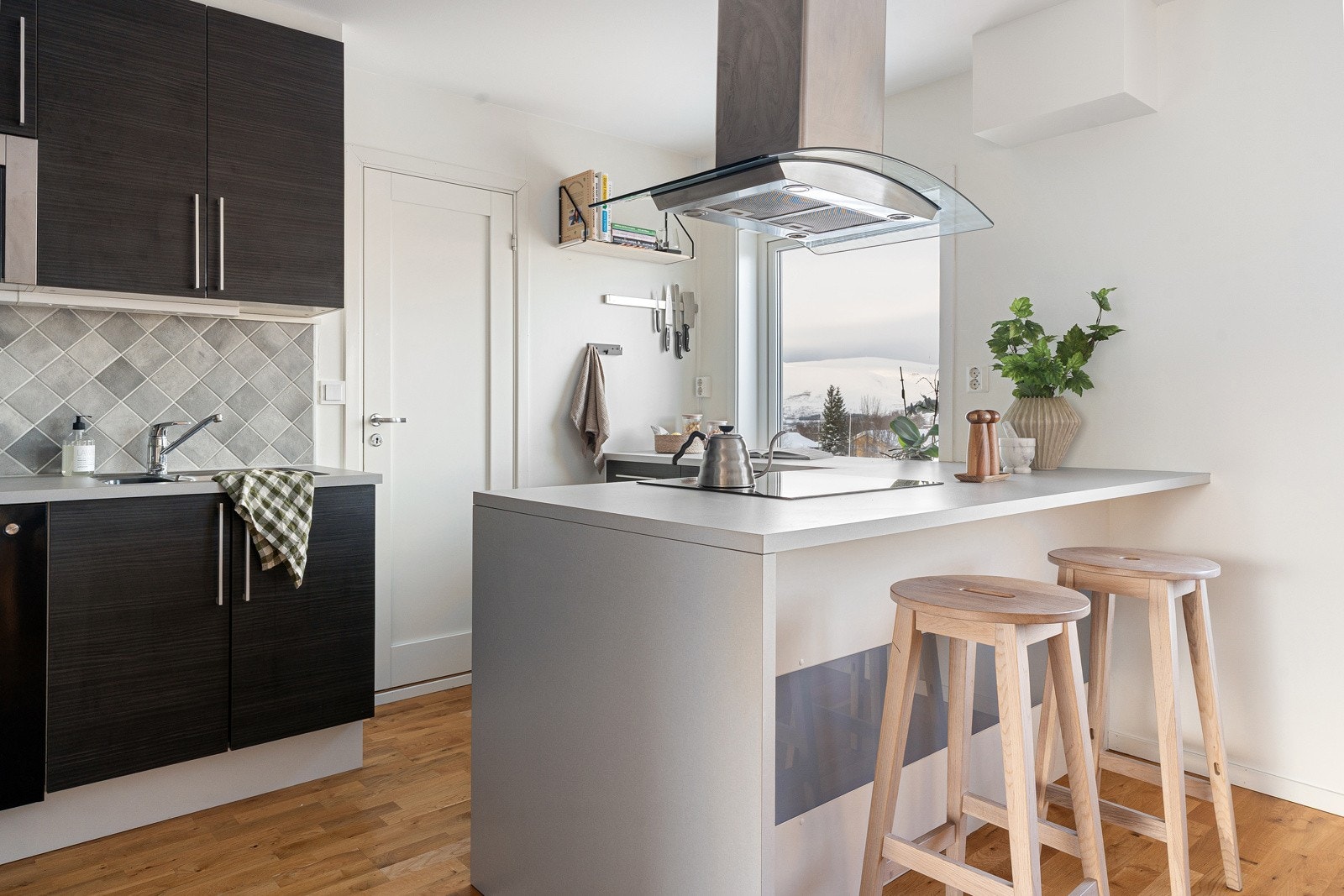 Flott kjøkkenøy gir ekstra skap- og benkeplass.