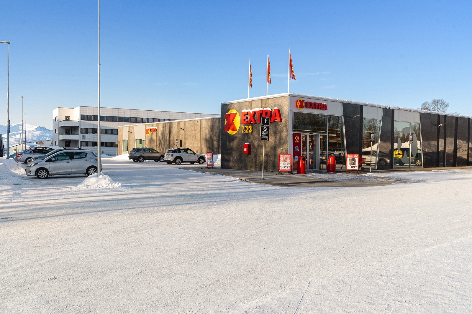 Coop Extra Elverhøy ligger cirka 50 meter fra leiligheten.