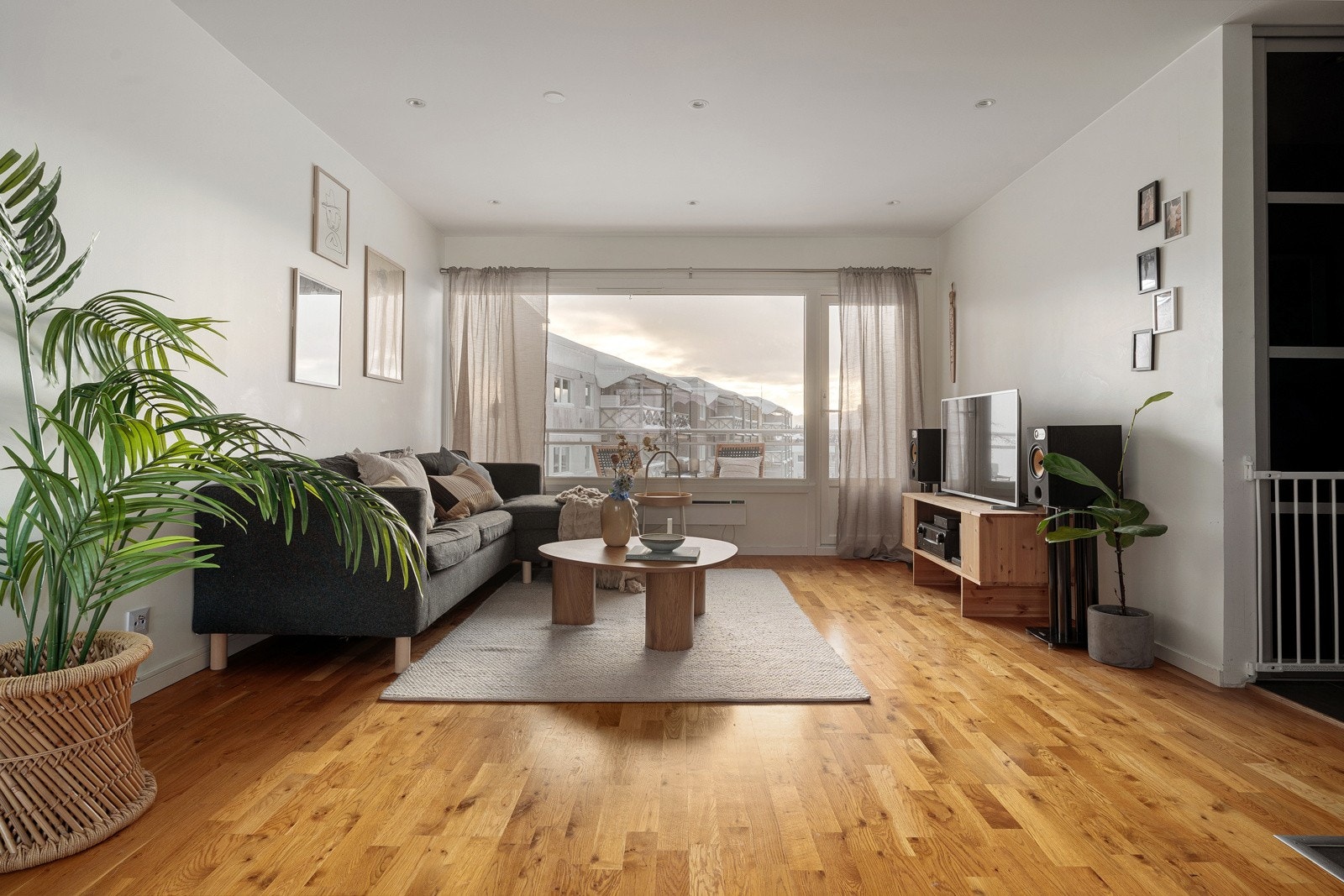 Romslig stue med flere møbleringsmuligheter.