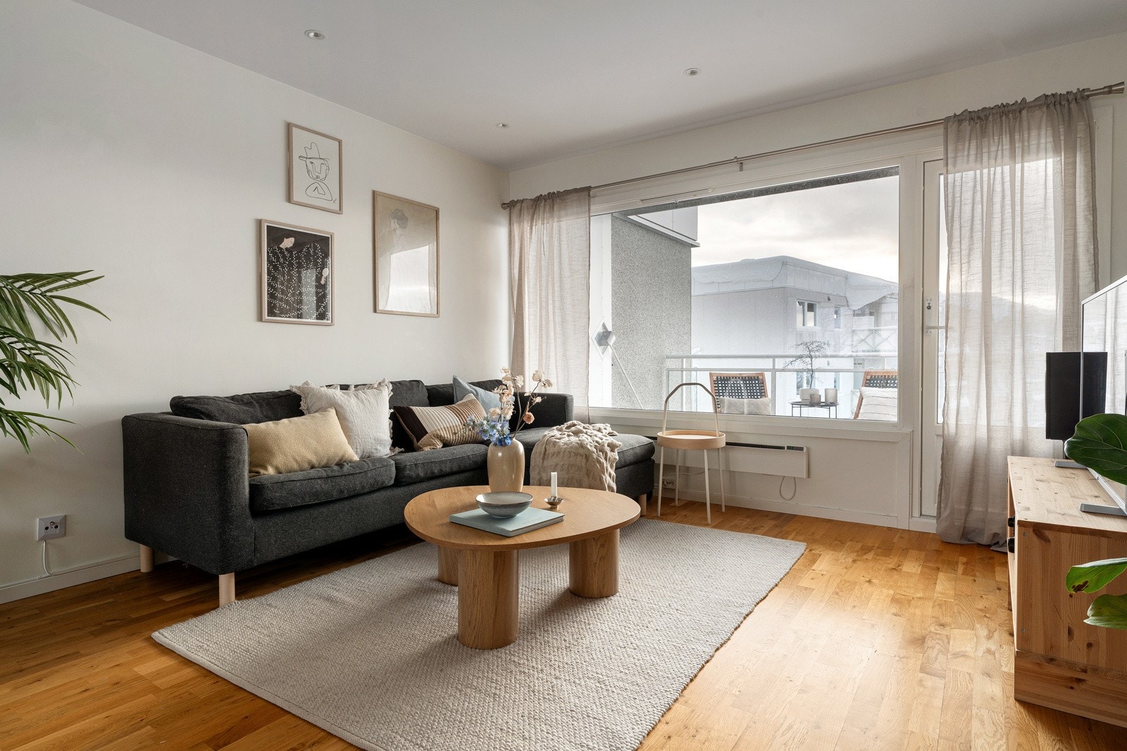 Stuen møter deg med store vindusflater som slipper inn rikelig med dagslys