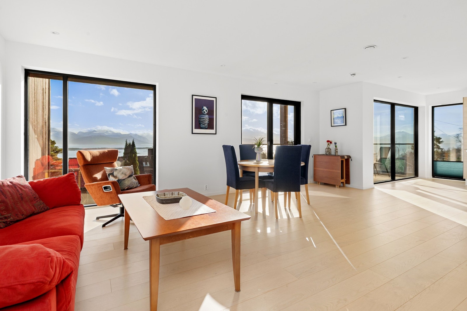 Boligen ligger i første etasje og har en praktisk planløsning med romslige oppholdsrom, gode lysforhold og moderne materialvalg som gir en gjennomført og innbydende helhet. Galleribilde